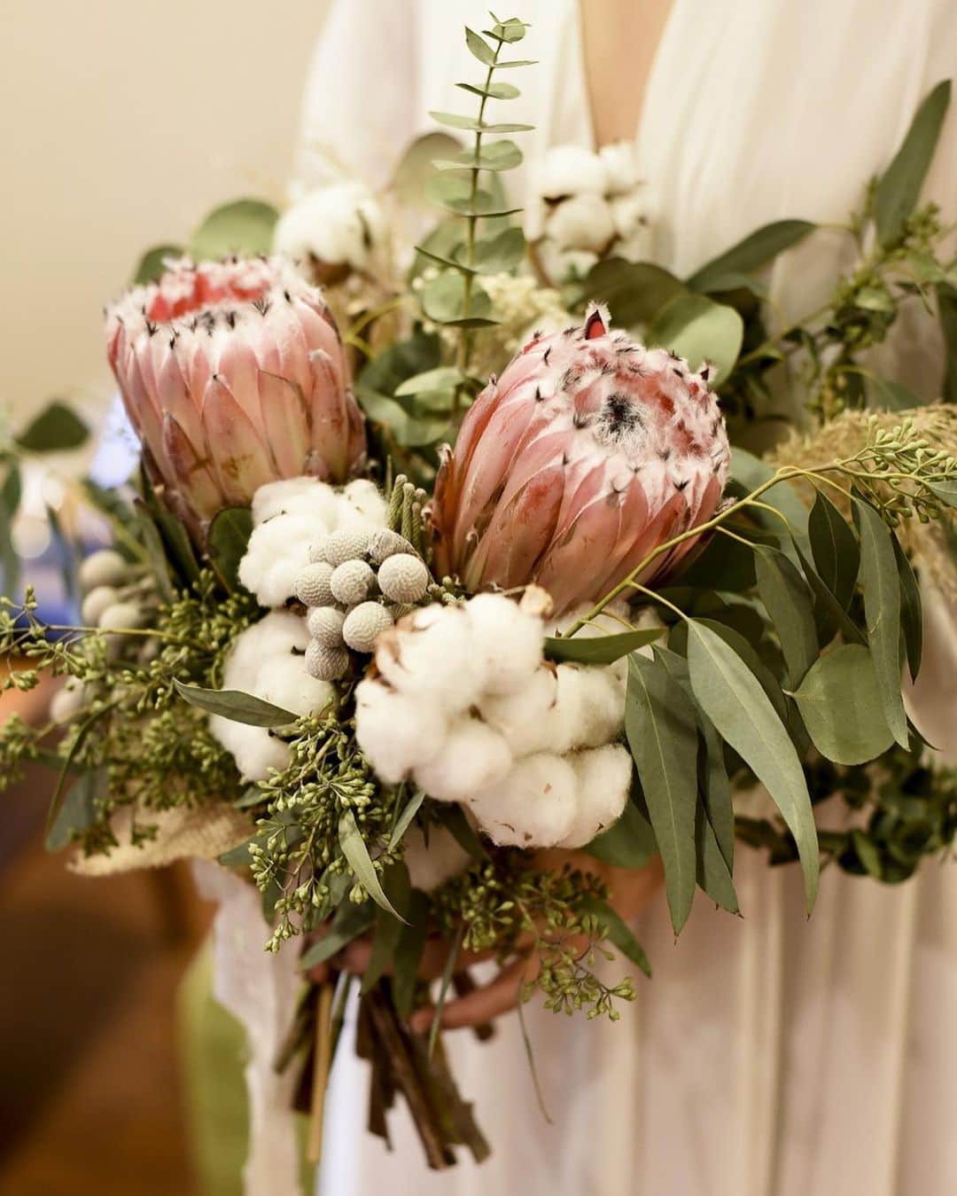 ARCH DAYS Weddingsさんのインスタグラム写真 - (ARCH DAYS WeddingsInstagram)「ボーホーウェディングに欠かせない「プロテア」を使ったおしゃれブーケ５選🕊﻿ ﻿ ﻿ 特徴的なフォルムとサイズの大きさから存在感抜群のプロテア。一輪の大きなお花が咲いているように見えますが、実は小さなお花がたくさん集まった集合体なんです！﻿ ﻿ ﻿ 南アフリカのシンボル的植物ともされているプロテアは、ボーホーやボヘミアンなテイストのウェディングと相性抜群で、昨年から引き続き大人気♩﻿ ﻿ ﻿ ぜひブーケや装花に取り入れてみてくださいね✨﻿ ﻿ ﻿ ----------﻿ ﻿ ﻿ DIYコラムのモデルになってくれる方を大募集🤍﻿ ﻿ @archdays_weddings をフォロー＋ #archdays花嫁 をつけて投稿するだけで応募完了！﻿ ﻿ ARCH DAYSのプロフィールやウェルカムボードなど、DIYコラムのモデルさんとして、編集部からお声がけをさせていただきます☺️﻿ ﻿ 沢山のご応募お待ちしています♩﻿ ﻿ ﻿ ----------﻿ ﻿ ﻿ ▽ARCH DAYSトップページはこちらから☑︎﻿ @archdays_weddings﻿ プロフィールのリンクから👰🏻﻿ ﻿ ▽キッズベビーのパーティーアイディアはこちら💁🎉﻿ @archdays﻿ ﻿ ﻿ ----------﻿ ﻿ ﻿ ARCH DAYSに会員機能ができました💁‍♀️﻿ ﻿ 気になる記事や写真をクリップして、もっと便利に！自分だけのページを作れます📎﻿ ﻿ また、会員登録をしてマイページからパートナーを招待すれば、2人でイメージを共有可能に♩﻿ ﻿ ﻿ -----﻿ #archdays #archdays_wedding #アーチデイズ #アーチデイズウェディング #archdays花嫁 #プロテア #プロテアブーケ #プロテアドライ #ブーケ #ウェディングブーケ #ウエディングブーケ #結婚式ブーケ #ブライダルブーケ #花嫁ブーケ #ブーケ迷子 #ブーケdiy #ブーケ作り #ウェディングブーケオーダー #ウェディングブーケ手作り #ウエディングブーケオーダー #ブライダルブーケオーダー #ブーケトス #ブーケブートニアセレモニー #ブーケ選び #ブーケオーダー #ブーケお花 #ブーケデザイン #ウェディング装花 #結婚式装花」7月28日 20時02分 - archdays_weddings