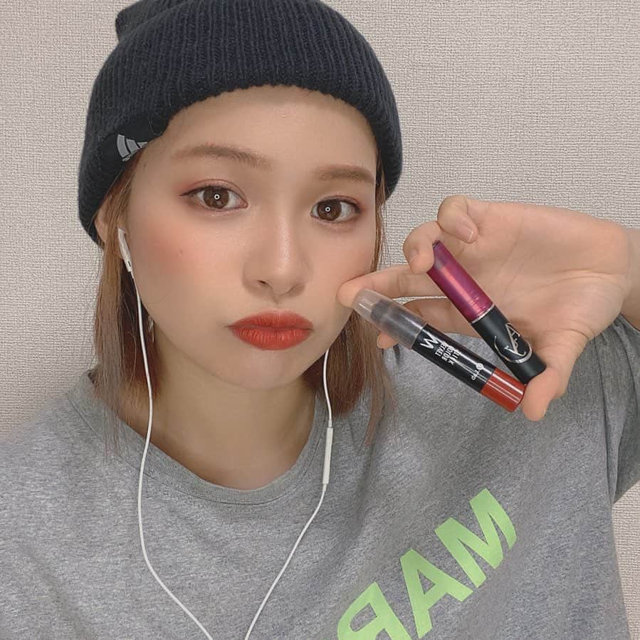 のインスタグラム：「配信でリップの質問があったので、 最近はこのリップつかってる☺︎ .  ①アイ　リップ　ヴィヴェンテ (02 カッパーオレンジ) . ②W.lab  (1 Chily Red) . アイリップのオレンジ色が 私の顔にあいすぎる色で めちゃめちゃ可愛いから、 一個使いしたり、重ねつけしたり、してる！ . W.labのchily red は深めの赤色で、 カッコよくなったり、 赤リップの中でもマットな落ち着いた 赤色で好きなんよなぁ♡ . #aylip #wlab #コスメ #lip #リップ #オレンジリップ　#赤リップ」