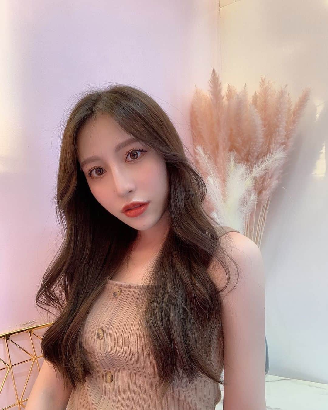 ViVi girlのインスタグラム：「ViVigirlの三澤あずみです🤍 わたしが「夏買ったもの」はノースリーブトップスです✨ 今年の夏は肌見せのファッションを楽しみたくて買ってみました！ 日焼け対策がいつも以上に欠かせないですね😌笑  #ViVigirl #ViVigirl_official #ViVigirlspick #ViVigirlspick_夏買ったもの」