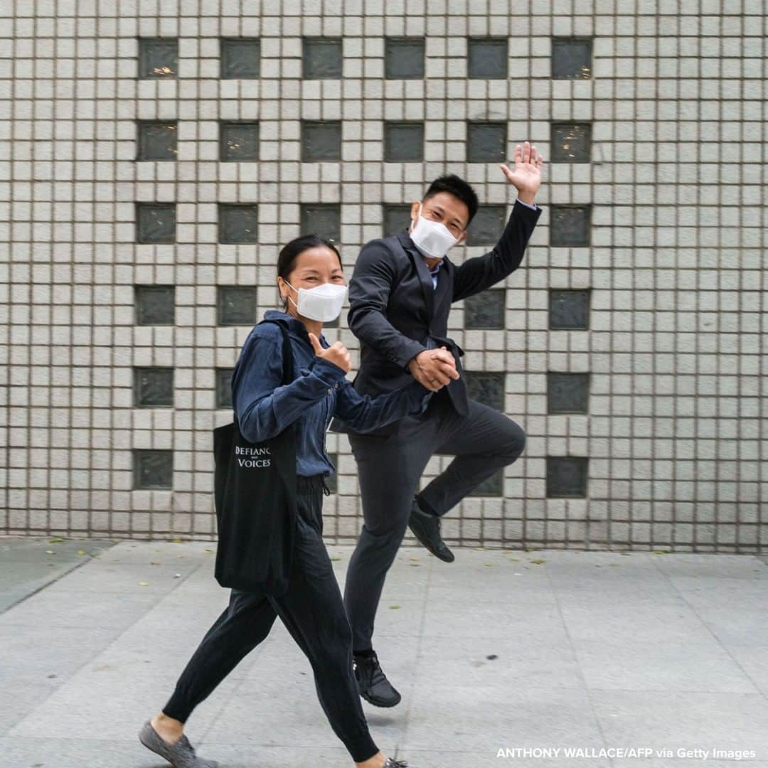 ABC Newsさんのインスタグラム写真 - (ABC NewsInstagram)「Couple celebrates outside district court in Hong Kong after being found not guilty of rioting during last year's widespread pro-democracy protests. #hongkong #protest」7月28日 20時12分 - abcnews