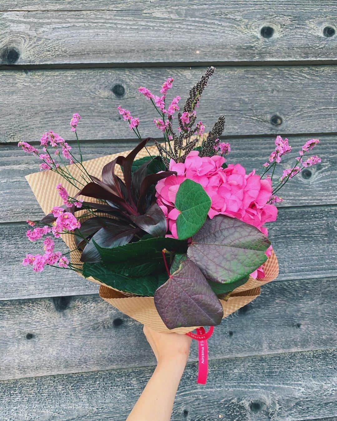東條公美さんのインスタグラム写真 - (東條公美Instagram)「何が起きてもどんなつらい時でも、互いにしっかりと向き合い受け入れ、助け合い乗り越え、いつも笑顔と愛に溢れている。 そんな素敵なカップルお二人から、ともちゃんらしいお花！と、頂いたあじさい💜  嬉しいっっ🍀✨✨ #紫陽花 #花言葉 #辛抱強い愛情」7月28日 20時12分 - tomomi_tojo