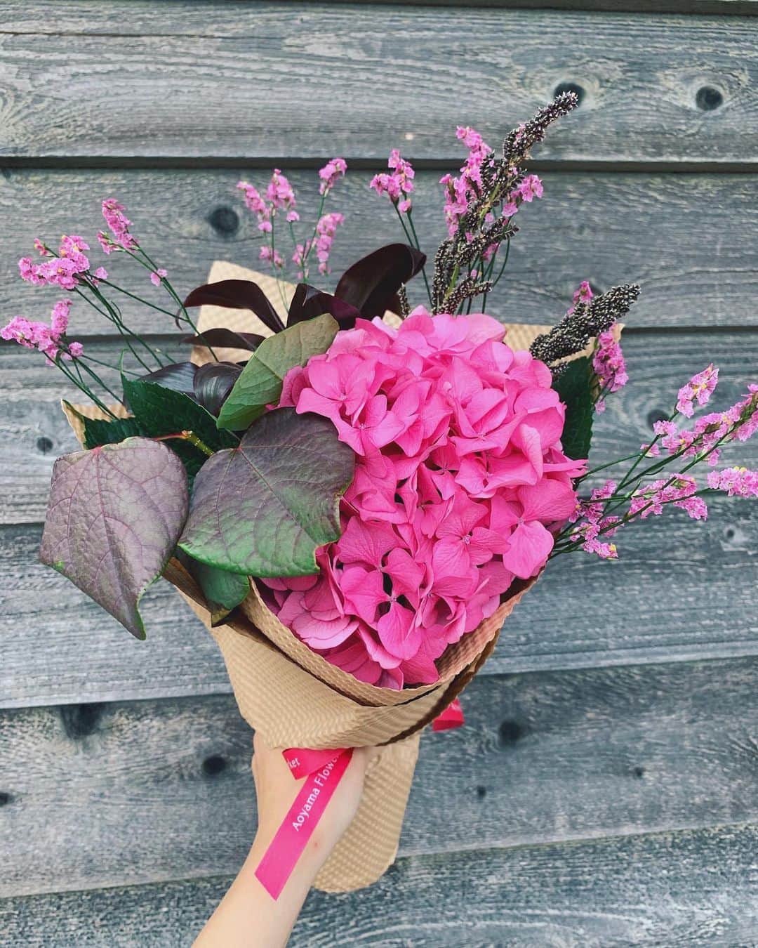 東條公美のインスタグラム：「何が起きてもどんなつらい時でも、互いにしっかりと向き合い受け入れ、助け合い乗り越え、いつも笑顔と愛に溢れている。 そんな素敵なカップルお二人から、ともちゃんらしいお花！と、頂いたあじさい💜  嬉しいっっ🍀✨✨ #紫陽花 #花言葉 #辛抱強い愛情」