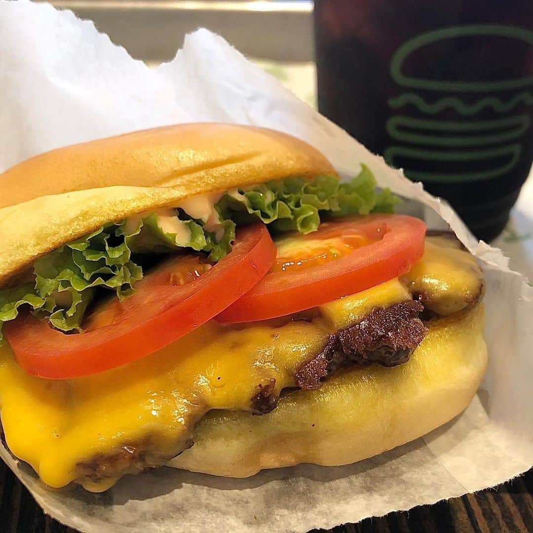 みのり(26)＠東京 ダイエットのインスタグラム：「. . 昼ごはんは、 #シェイクシャック 🍔 お肉がニクニクシィ〜。 ぱんがもちもちぃ〜〜。 . . お尻のお姫様と♡( @momojiri.rika ) なりトレがんばったね🍑 . ( @narinari0605 ) . がんばったから、明日は筋肉痛確定♡ . 運動もがんばるし、 美味しいものも食べたい！ . 健康第一❣️ . . #diet #ダイエット#ebisu #恵比寿 #恵比寿横丁  #痩せたい #食べログ #インスタ映え #飯テロ #ダイエットは明日から #恵比寿グルメ #コスパ #東京カレンダー #rizap #恵比寿ランチ #shakeshack #ハンバーガー #ジャンクフード #humberger #食べることが好き #お肉大好き #肉スタグラム」