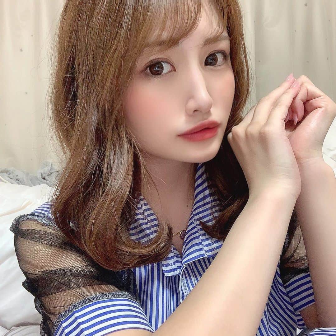 餃子のりさちゃんのインスタグラム：「梅雨でじめじめいややけど 梅雨明けたら一気に真夏になるのがもっといや」