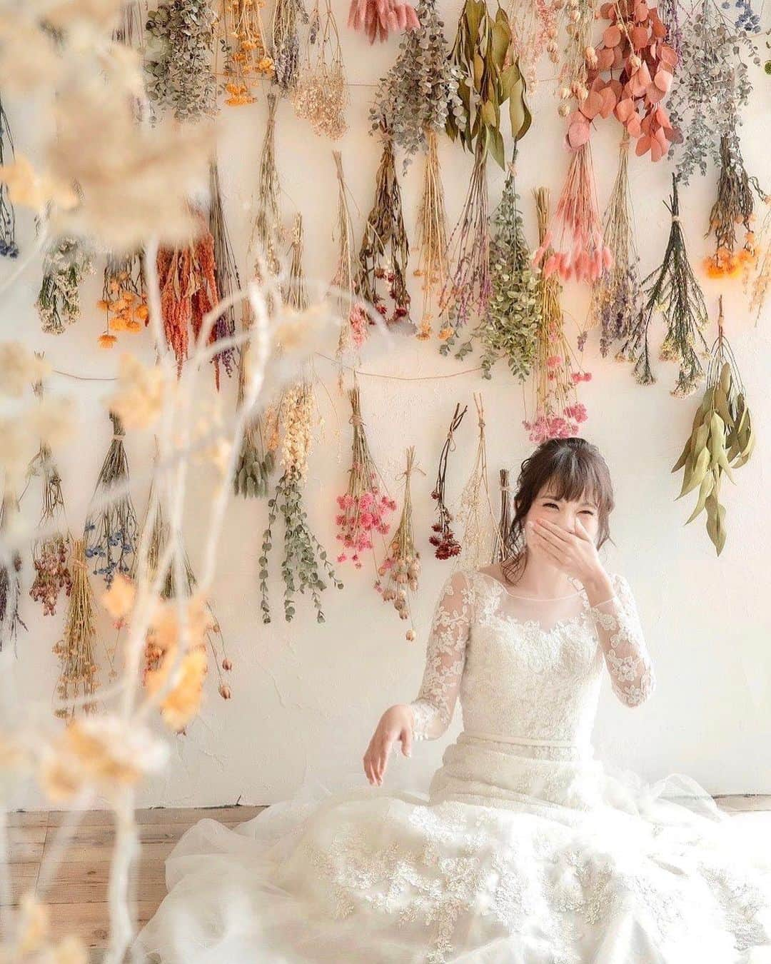 浅井麻里さんのインスタグラム写真 - (浅井麻里Instagram)「💐💐  Wedding model💐  めっちゃ爆笑しちゃってるけど（笑） こういうオフショットも好き❤️🤣﻿ ﻿ ﻿ クレール表参道スタジオ撮影データシリーズ✨ @claire.omotesando @clairebridalstudio  #クレール表参道サロン#クレール表参道#claire#クレールブライダルスタジオ#みんなのウェディング#表参道#洋装前撮り#ウェディングドレス#プラコレ#Dressy花嫁#weddingmodel#wedding_mari」7月28日 20時22分 - mari_asai_625