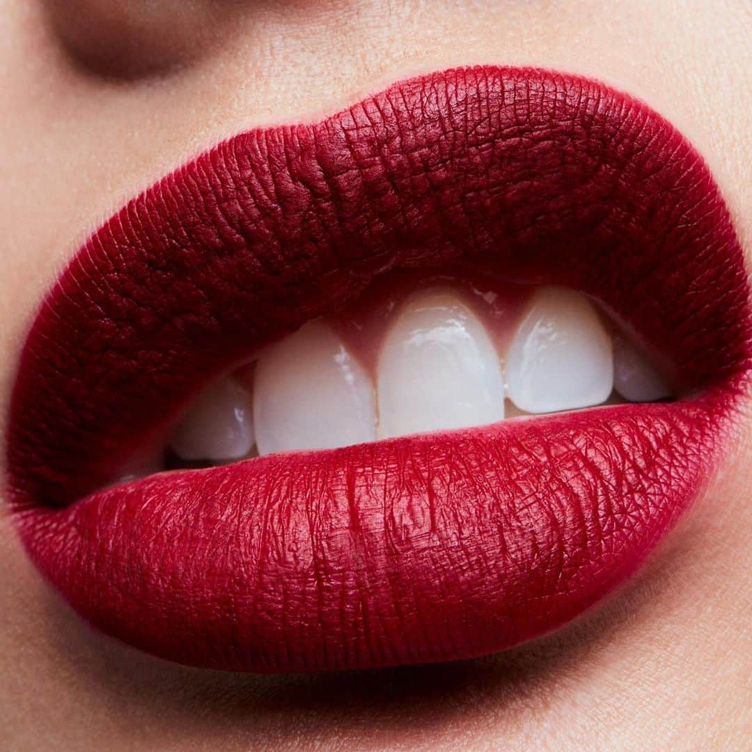 M∙A∙C Cosmetics Japanのインスタグラム：「【明日キャンペーン第二弾スタート！】 ソーシャルメディア(SNS)から生まれた記念日 「#ナショナルリップスティックデー 」を記念して、 公式オンラインショップ／全国のM·A·Cカウンターにて、対象のリップ製品を1点以上ご購入で、 「オリジナルデザインポーチ」をプレゼント✨ ポーチはスワイプしてチェック👉 ㅤ 期間: 7月29日(水)～8月2日(日)  ㅤ ＜対象のリップ製品＞ ・リップスティック ・パウダーキス リップスティック ・ラブ ミー リップスティック ・パウダー キス リキッド リップカラー ・レトロ マット リキッド リップカラー ・テンダー トーク リップバーム ※上記に該当する限定コレクション製品も対象となります※ ㅤ *公式オンラインショップでは、7月29日(水) 午前10時に発売予定。システムの影響により、発売が多少前後する可能性がございます。何卒ご了承ください。 * 公式オンラインショップにおいて、プレゼントがショッピングカートに表示されますのでご確認ください。ショッピングカートに表示されない場合は、在庫切れとなります。 ㅤ ※プレゼントは数に限りがございます。無くなり次第終了となります。 ※プレゼントはお1人様1会計につき1回までとさせて頂きます。 ㅤ #MACNationalLipstickDay #MACナショナルリップスティックデー #BiteYourLips #MACLovesLips #MACCosmetics #MAC #MACコスメ #マックコスメ #コスメ#コスメ紹介#コスメ好き#コスメレポ #化粧品 #デパコス #コスメ部 #コスメマニア #メイク好き#メイク道具#美容大好き#美容好き#トレンドメイク#夏メイク#メイクテク#MACリップ#リップ#リップメイク#リップスティック#リップマニア#マットリップ」
