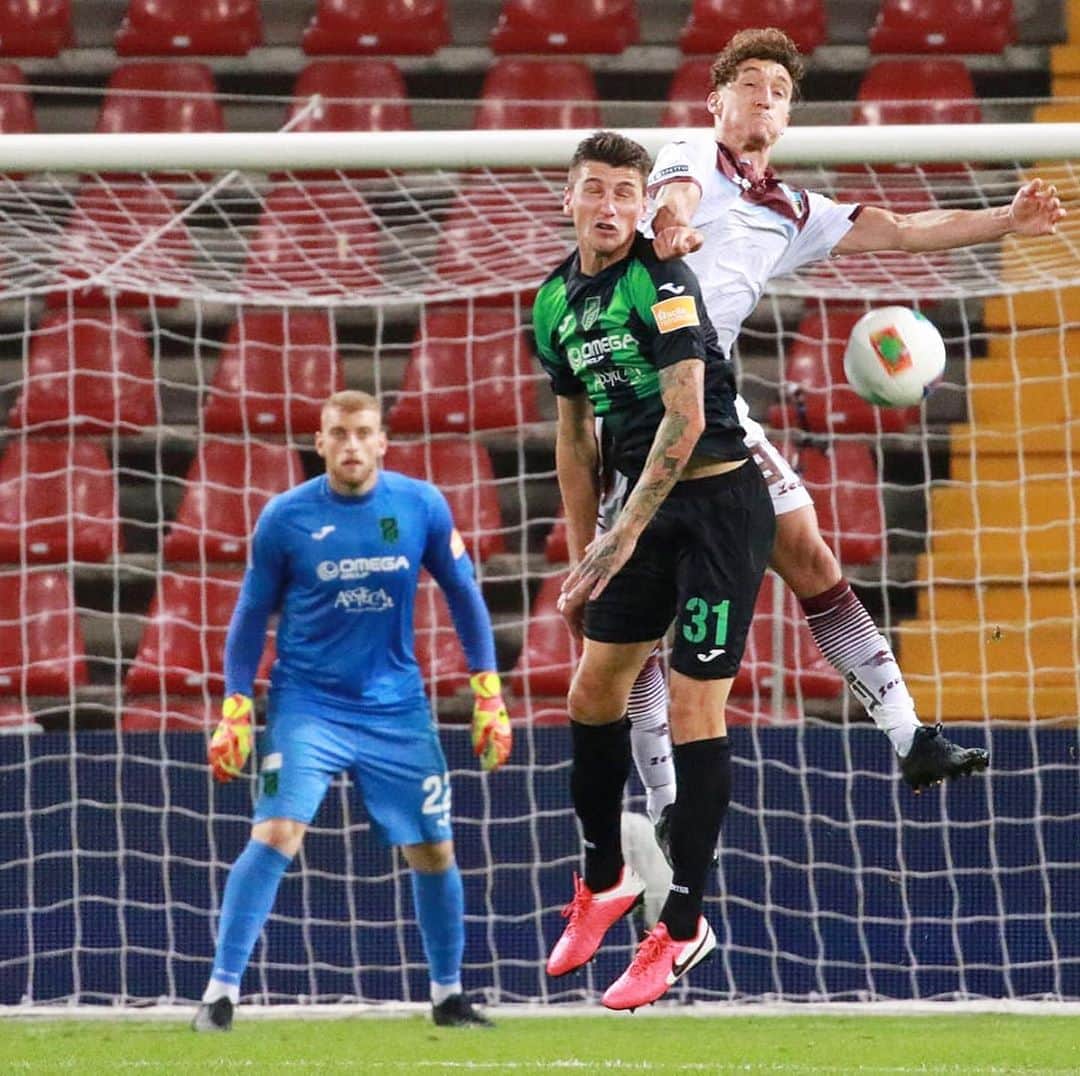 ミケーレ・カンポレーゼのインスタグラム：「Quando hai un fotografo che ti prende sempre i primi piani perfetti ! Semplicemente grazie 🙏 😂#nonunaperilverso#serieb#playoff#PordenoneSalernitana#ramarri#Trieste#stadioNereoRocco#Nike#MC31」