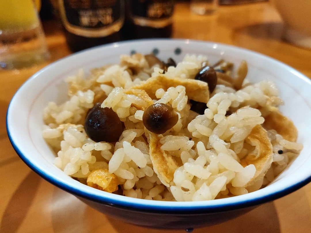 つけMen野郎さんのインスタグラム写真 - (つけMen野郎Instagram)「縄文(アグー)豚骨ラーメンSP 魂麺 16周年限定ラーメンは縄文豚を使った豚骨ラーメン。串屋横丁が生産しているアグー種の豚らしいです。ブランド豚の豚骨ラーメンって、めちゃそそりますね。お目出度いのでSPでオーダー。チャーシューも一部を除き、肩ロースとモモが縄文豚のチャーシュー。肉はうまみのしっかりとしていて、単純にうまい。スープは豚のクセを抑えつつ、うまみがギュッと詰まっている感があり、ナイス豚骨です。それに合わせて製麺された細麺が芯にコシを感じさせる秀逸具合。これはラーメン魔術師ならではの見事な周年ラーメンでした。」7月28日 20時25分 - bokurarri