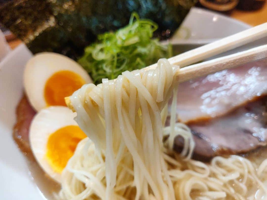 つけMen野郎さんのインスタグラム写真 - (つけMen野郎Instagram)「縄文(アグー)豚骨ラーメンSP 魂麺 16周年限定ラーメンは縄文豚を使った豚骨ラーメン。串屋横丁が生産しているアグー種の豚らしいです。ブランド豚の豚骨ラーメンって、めちゃそそりますね。お目出度いのでSPでオーダー。チャーシューも一部を除き、肩ロースとモモが縄文豚のチャーシュー。肉はうまみのしっかりとしていて、単純にうまい。スープは豚のクセを抑えつつ、うまみがギュッと詰まっている感があり、ナイス豚骨です。それに合わせて製麺された細麺が芯にコシを感じさせる秀逸具合。これはラーメン魔術師ならではの見事な周年ラーメンでした。」7月28日 20時25分 - bokurarri