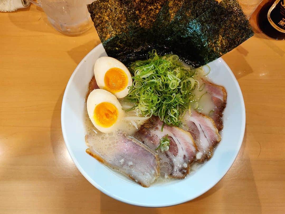 つけMen野郎さんのインスタグラム写真 - (つけMen野郎Instagram)「縄文(アグー)豚骨ラーメンSP 魂麺 16周年限定ラーメンは縄文豚を使った豚骨ラーメン。串屋横丁が生産しているアグー種の豚らしいです。ブランド豚の豚骨ラーメンって、めちゃそそりますね。お目出度いのでSPでオーダー。チャーシューも一部を除き、肩ロースとモモが縄文豚のチャーシュー。肉はうまみのしっかりとしていて、単純にうまい。スープは豚のクセを抑えつつ、うまみがギュッと詰まっている感があり、ナイス豚骨です。それに合わせて製麺された細麺が芯にコシを感じさせる秀逸具合。これはラーメン魔術師ならではの見事な周年ラーメンでした。」7月28日 20時25分 - bokurarri
