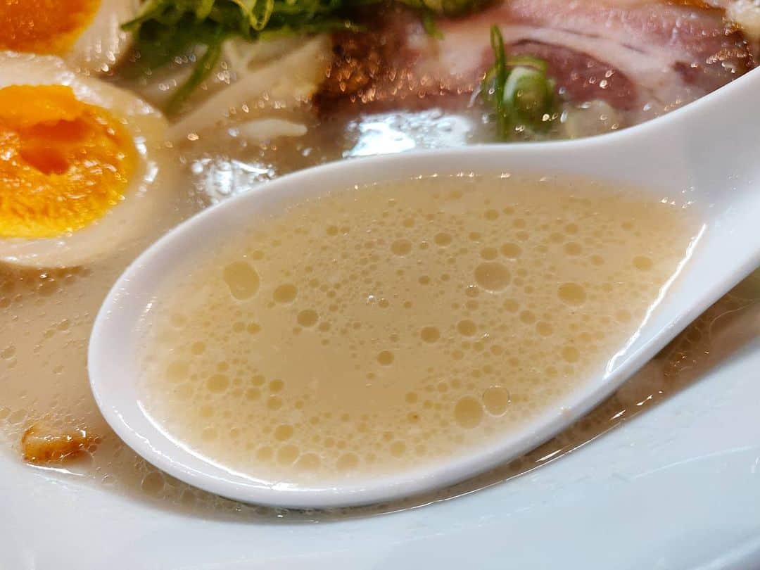 つけMen野郎さんのインスタグラム写真 - (つけMen野郎Instagram)「縄文(アグー)豚骨ラーメンSP 魂麺 16周年限定ラーメンは縄文豚を使った豚骨ラーメン。串屋横丁が生産しているアグー種の豚らしいです。ブランド豚の豚骨ラーメンって、めちゃそそりますね。お目出度いのでSPでオーダー。チャーシューも一部を除き、肩ロースとモモが縄文豚のチャーシュー。肉はうまみのしっかりとしていて、単純にうまい。スープは豚のクセを抑えつつ、うまみがギュッと詰まっている感があり、ナイス豚骨です。それに合わせて製麺された細麺が芯にコシを感じさせる秀逸具合。これはラーメン魔術師ならではの見事な周年ラーメンでした。」7月28日 20時25分 - bokurarri