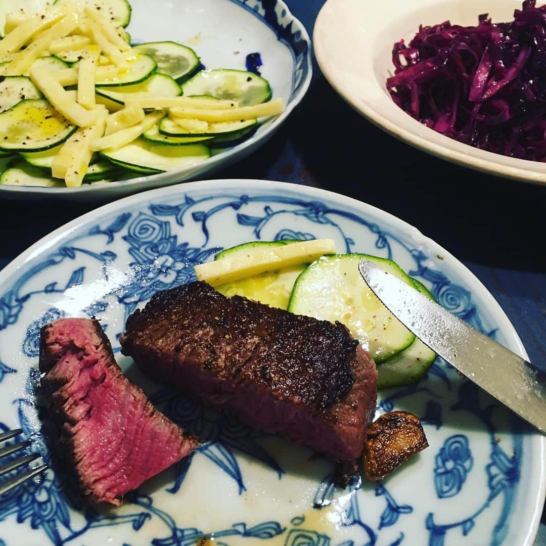 井上荒野さんのインスタグラム写真 - (井上荒野Instagram)「肉！！なかなか上手に焼けました。長野はおいしいお肉が安いと思う。」7月28日 20時36分 - arereno