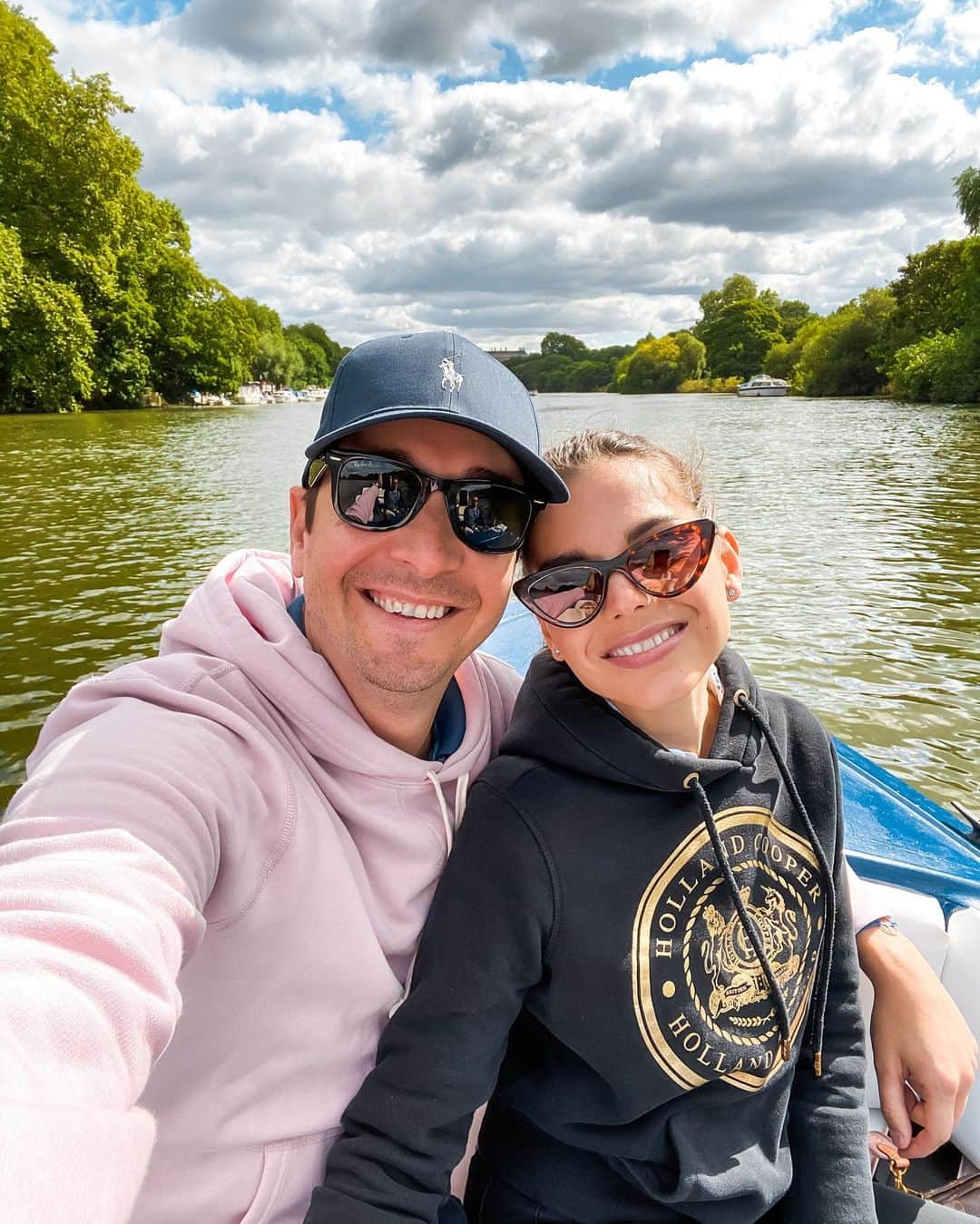 @LONDON | TAG #THISISLONDONさんのインスタグラム写真 - (@LONDON | TAG #THISISLONDONInstagram)「Beautiful start to the day in #Richmond onboard “Every Cloud” 🚤🌊 @MrLondon arranged a little surprise for @alice.sampo with the help of @markchattaway! 👊🏼 Nailed it! 😜 She has no idea! 🤩🤗 Lovely to see Richmond, #Twickenham & #Teddington  from the water! Beautiful part of the world! ☀️🌳🤩🌊 _________________________________________  #thisislondon #lovelondon #london #londra #londonlife #londres #uk #visitlondon #british #🇬🇧」7月28日 20時30分 - london