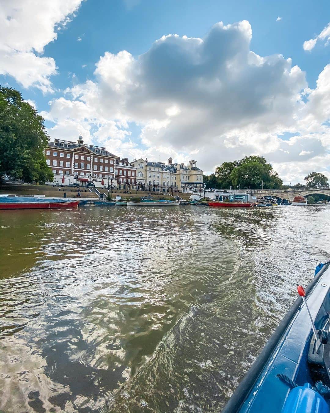 @LONDON | TAG #THISISLONDONさんのインスタグラム写真 - (@LONDON | TAG #THISISLONDONInstagram)「Beautiful start to the day in #Richmond onboard “Every Cloud” 🚤🌊 @MrLondon arranged a little surprise for @alice.sampo with the help of @markchattaway! 👊🏼 Nailed it! 😜 She has no idea! 🤩🤗 Lovely to see Richmond, #Twickenham & #Teddington  from the water! Beautiful part of the world! ☀️🌳🤩🌊 _________________________________________  #thisislondon #lovelondon #london #londra #londonlife #londres #uk #visitlondon #british #🇬🇧」7月28日 20時30分 - london
