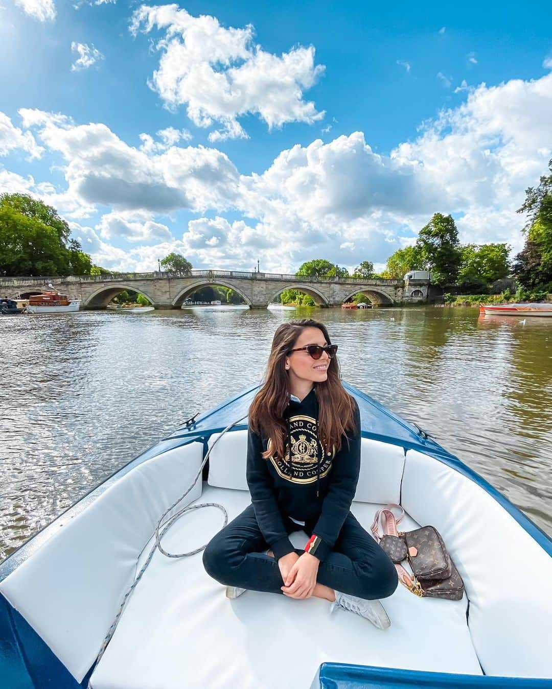 @LONDON | TAG #THISISLONDONさんのインスタグラム写真 - (@LONDON | TAG #THISISLONDONInstagram)「Beautiful start to the day in #Richmond onboard “Every Cloud” 🚤🌊 @MrLondon arranged a little surprise for @alice.sampo with the help of @markchattaway! 👊🏼 Nailed it! 😜 She has no idea! 🤩🤗 Lovely to see Richmond, #Twickenham & #Teddington  from the water! Beautiful part of the world! ☀️🌳🤩🌊 _________________________________________  #thisislondon #lovelondon #london #londra #londonlife #londres #uk #visitlondon #british #🇬🇧」7月28日 20時30分 - london