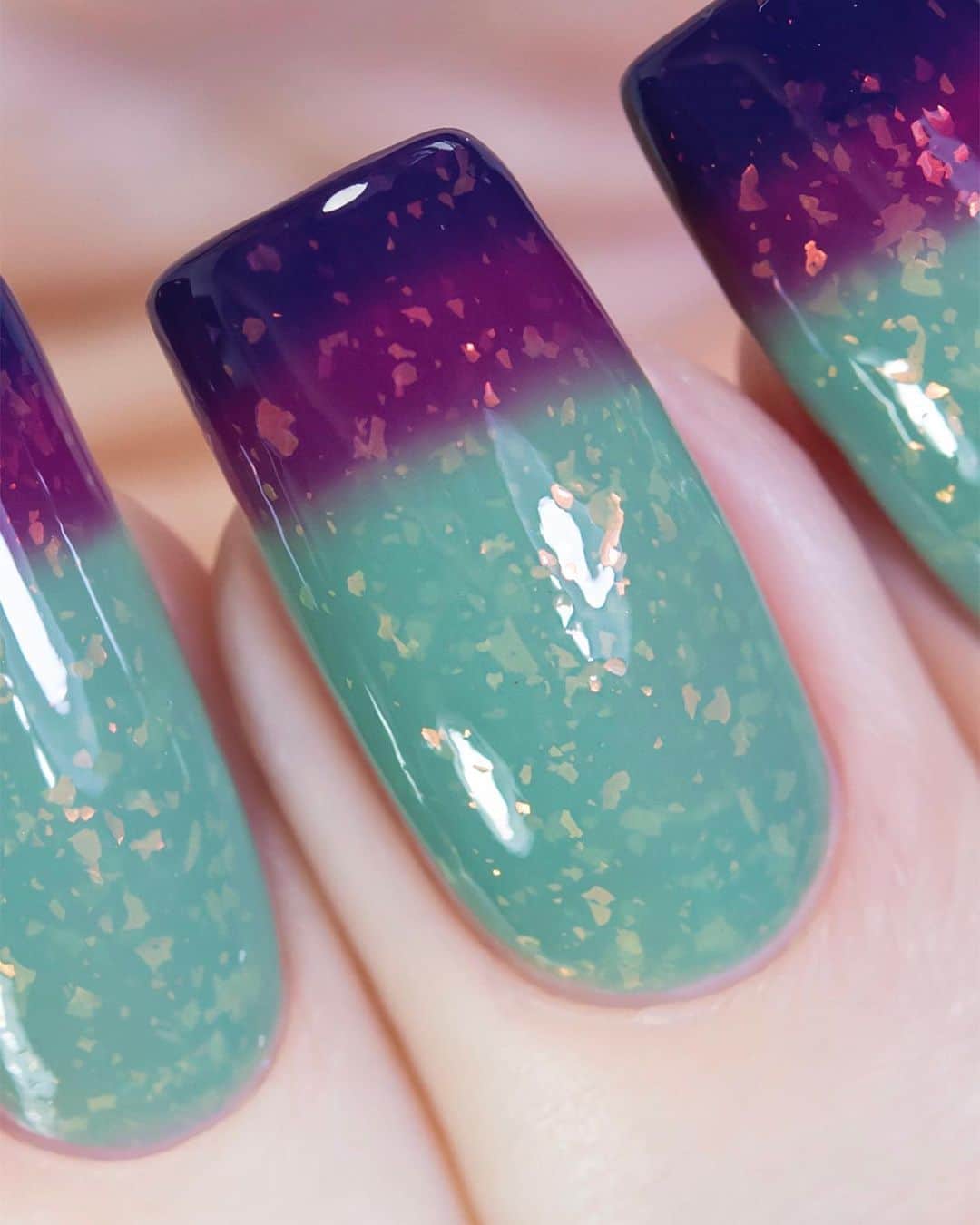 Sveta Sandersのインスタグラム：「#BowPolish Utopia от @bowpolish 😻 В этом термо-лаке такое сочетание оттенков и их переходов, что можно сломать мозг🤪 он бывает и темно-фиолетовый и малиновый и зелёный и в разных комбинациях🙈 но больше всего мне нравится когда цвета видны как на фото, все три сразу!😃👍🔥」