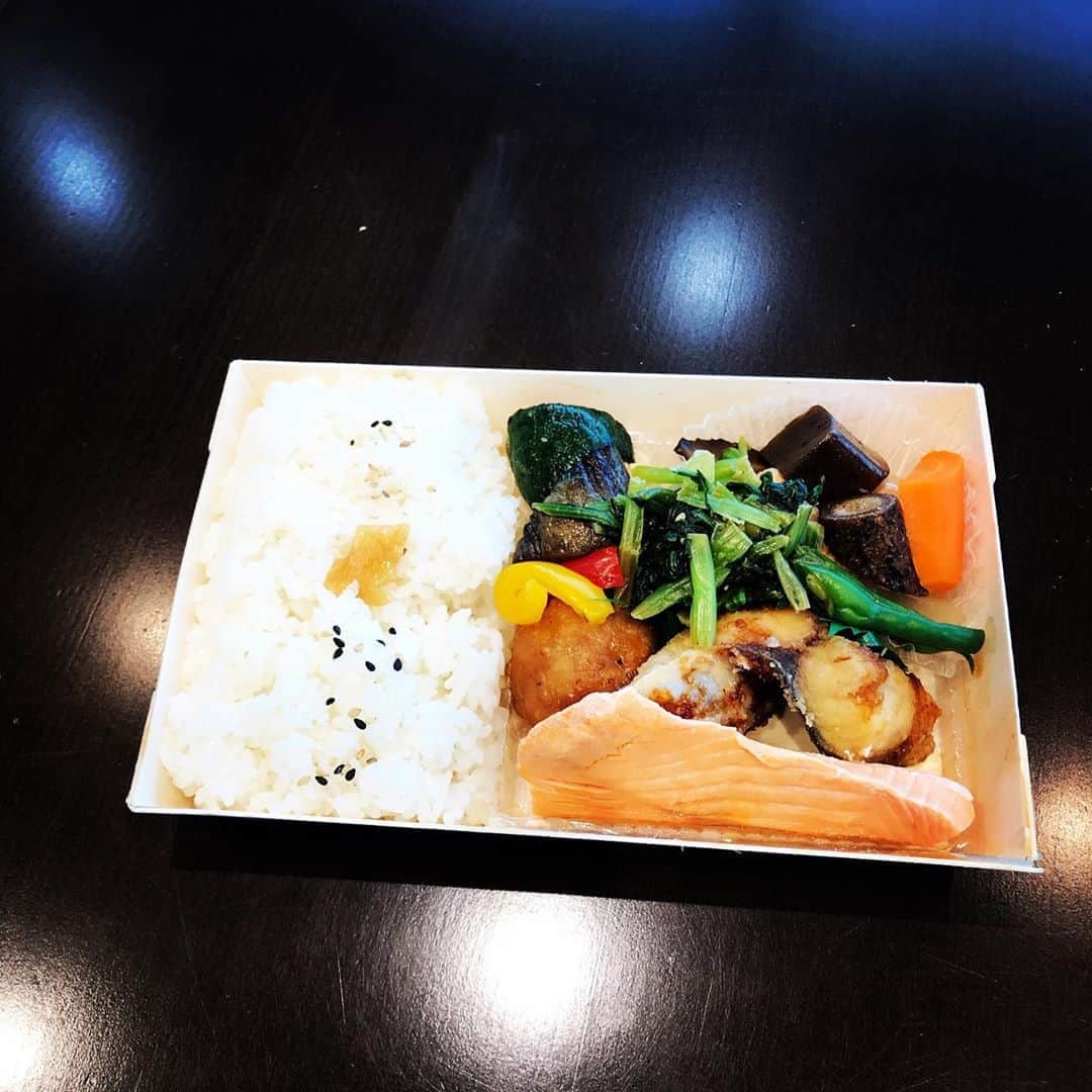 佐野史郎のインスタグラム：「今日の現場のお弁当 大好きな「ちとせ」 フツーが一番‼︎🥢」