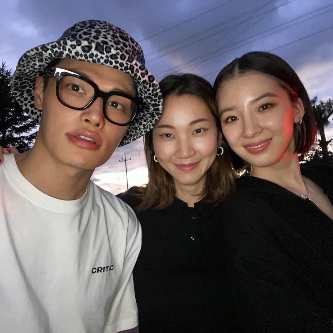 チャン・ユンジュのインスタグラム：「만나면 기분이 좋아지는. 💋💜🌷 애정하는 @ireneisgood @artistboy_  와.  함께 일하고 포천 이동갈비 먹고. 예쁜 하늘에서 사진도 찍고.  #goodvibes_people」
