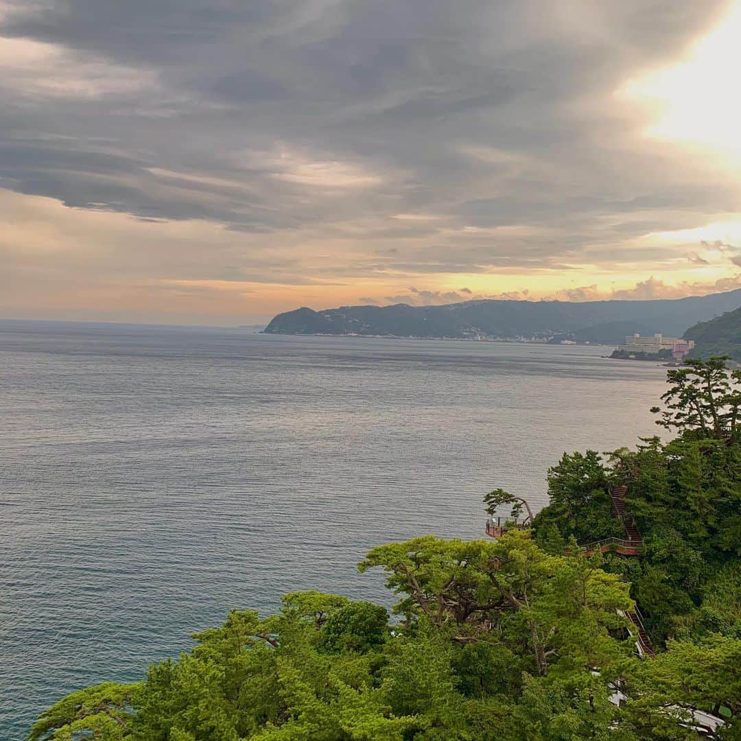 ホテルニューアカオ　熱海温泉＆リゾートのインスタグラム：「夕暮れの錦ヶ浦… 雲に覆われた空から指す光が綺麗でした✨」