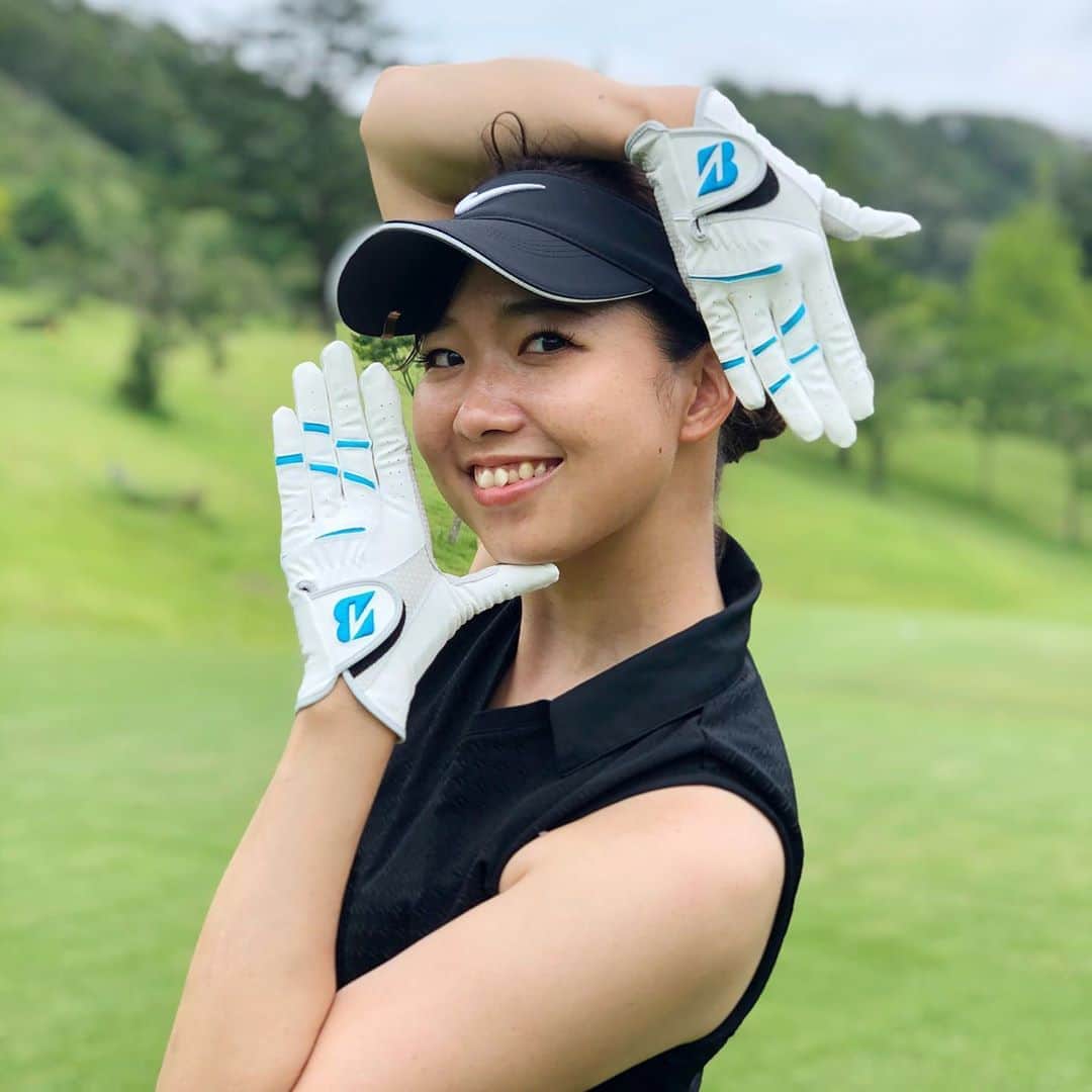 のインスタグラム：「以前PR案件で使ってから愛用しているブリヂストンの両手グローブ🙌 . ずっと片手だったけどグリップ握りすぎる私には両手グローブはとても良く、練習でもラウンドでも使ってたのでもうボロボロになったから買い替えよう！と、 色々なメーカーの物を試着してみたけど、やっぱりブリヂストンが1番良かったので今度は色違いを購入しました♡ . ピンクがまだ使えるので完全にズタボロになったら取り替えようと思います❣️ . . #ブリヂストン #ブリヂストンゴルフ  #bridgestone  #bridgestonegolf  #女子ゴルフ  #ゴルフ女子  #ゴルフ男子  #ゴルフ愛  #ゴルフバカ  #golfrange  #golflife  #golfer  #golf  #골프  #กอล์ฟ  #golfstagram  #instagolf #ジョジョの奇妙な冒険 #ジョジョ立ち」