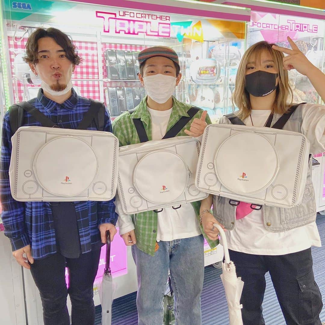 acaneのインスタグラム：「・ 勝ちとか、なにが正解とか、 全て正しいことばかりの世界じゃないけん 面白いこともたくさんあるよなあ！！ 決めなくてもいいときもあるよね ・ ・ 無理に進まなくていいときもあるし 無理に立ち止まらなくてもいい。 ・ あかねは、 自分が好きな自分でおりたいけん 今はがんばらないといけないんだ〜 ・ 友達がおるってありがたいね、🤫💘何の話 ・ #シンガー仲間 #ほぼ九州 #笑」