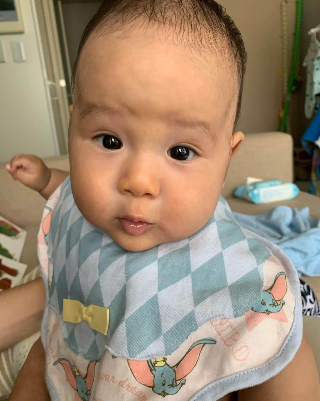 瀬間友里加さんのインスタグラム写真 - (瀬間友里加Instagram)「4month👶❤️産まれた時の2倍の体重になりました♡おもちゃも握れるようになったし、なんでも触って舐めての繰り返し。100日に寝返りが出来るようになってからはうつ伏せ大好き👶 そして最近はお尻上げも大好き笑　これってみんなするのかな？ 元気に育ってくれてありがとう❤️ 母も引き続き頑張る💪#4month #4ヶ月ベビー #男の子ママ」7月28日 20時41分 - yurika.sema