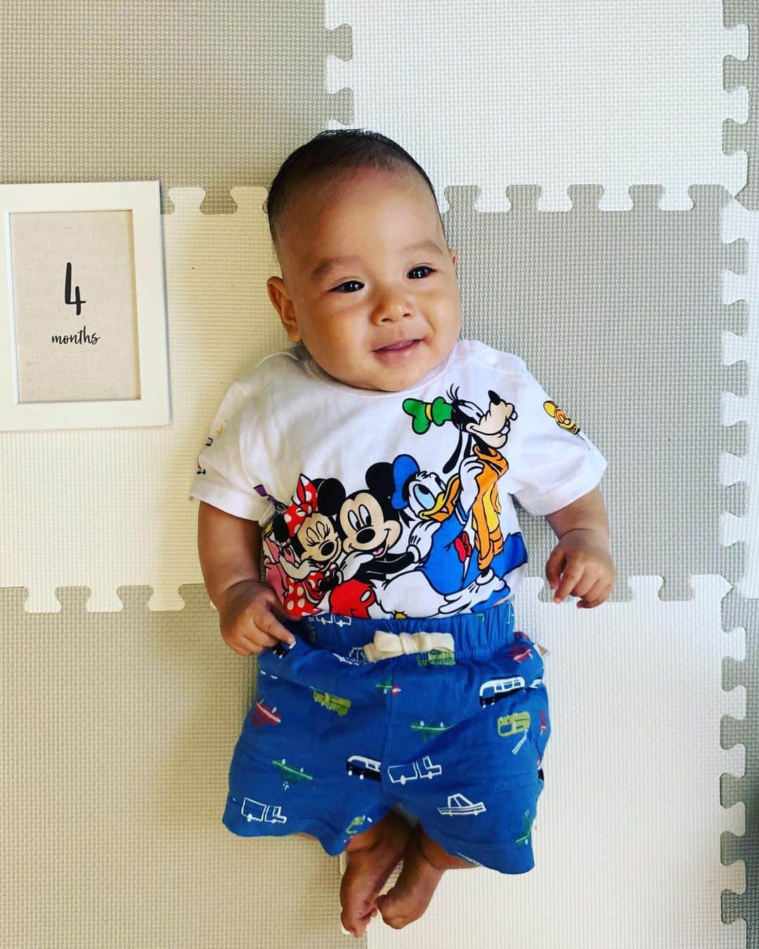 瀬間友里加のインスタグラム：「4month👶❤️産まれた時の2倍の体重になりました♡おもちゃも握れるようになったし、なんでも触って舐めての繰り返し。100日に寝返りが出来るようになってからはうつ伏せ大好き👶 そして最近はお尻上げも大好き笑　これってみんなするのかな？ 元気に育ってくれてありがとう❤️ 母も引き続き頑張る💪#4month #4ヶ月ベビー #男の子ママ」