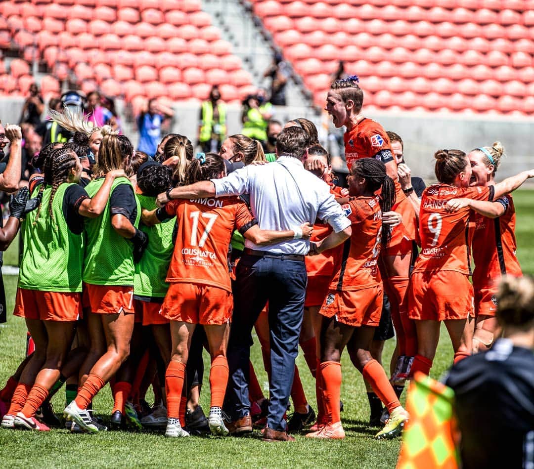 ソフィー・シュミットのインスタグラム：「The only thing missing in this photo is all of our #Houston fans!  🧡 This one was for you!」
