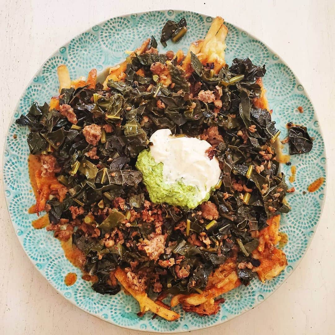 ガソリングラマーさんのインスタグラム写真 - (ガソリングラマーInstagram)「PLANT BASED CHEESE KALE PESTO CHIPOTLE RANCH ROSEMARY FRIES #GASOLINEKITCHEN 🍟🥬🌭🧀🌿🌶🧄🧅 @alexiafoods #rosemry #frenchfries via @gtfoitsvegan  @doublebatch.co #almondcheese #vegancheese #cheese via @marketbox.sd  @jrorganicsfarm #organic #lacinatokale  @munchiesdeli #chipotlemayo #veganranch  Homemade #pesto @hungryplanetfoods Italian sausage  @miyokoscreamery oatmilk cheese pepperjack #vegan #veganfood #whatveganseat #vegansofinstagram #plantbased #vegetarian #VEGANGOOD #vegansofig #veganfoodie #foodie #plantbased #plantbasedfood #plantbasedfoodie #fries @gasolineglamour #gasolineglamour  #gtfoitsvegan  #doublebatchco  #jrorganicsfarm #munchiesdeli  #marketboxsd」7月29日 7時34分 - gasolineglamour