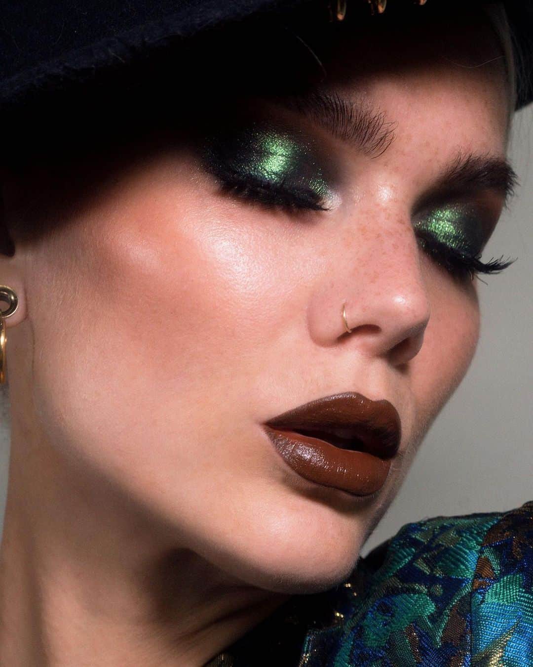 Linda Hallbergさんのインスタグラム写真 - (Linda HallbergInstagram)「Who said dark and bold looks belongs to fall/winter? I love a dark lip and a green smokey eye every month of the year! What about you? ⭐️」7月29日 6時14分 - lindahallberg