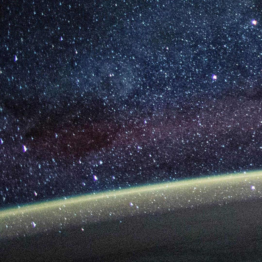 国際宇宙ステーションさんのインスタグラム写真 - (国際宇宙ステーションInstagram)「Swipe through this long-exposure photograph from the station that reveals the Milky Way glittering above the Earth’s horizon. #nasa #earth #stars #night #astronomy #milkyway #international #space #station」7月29日 6時14分 - iss