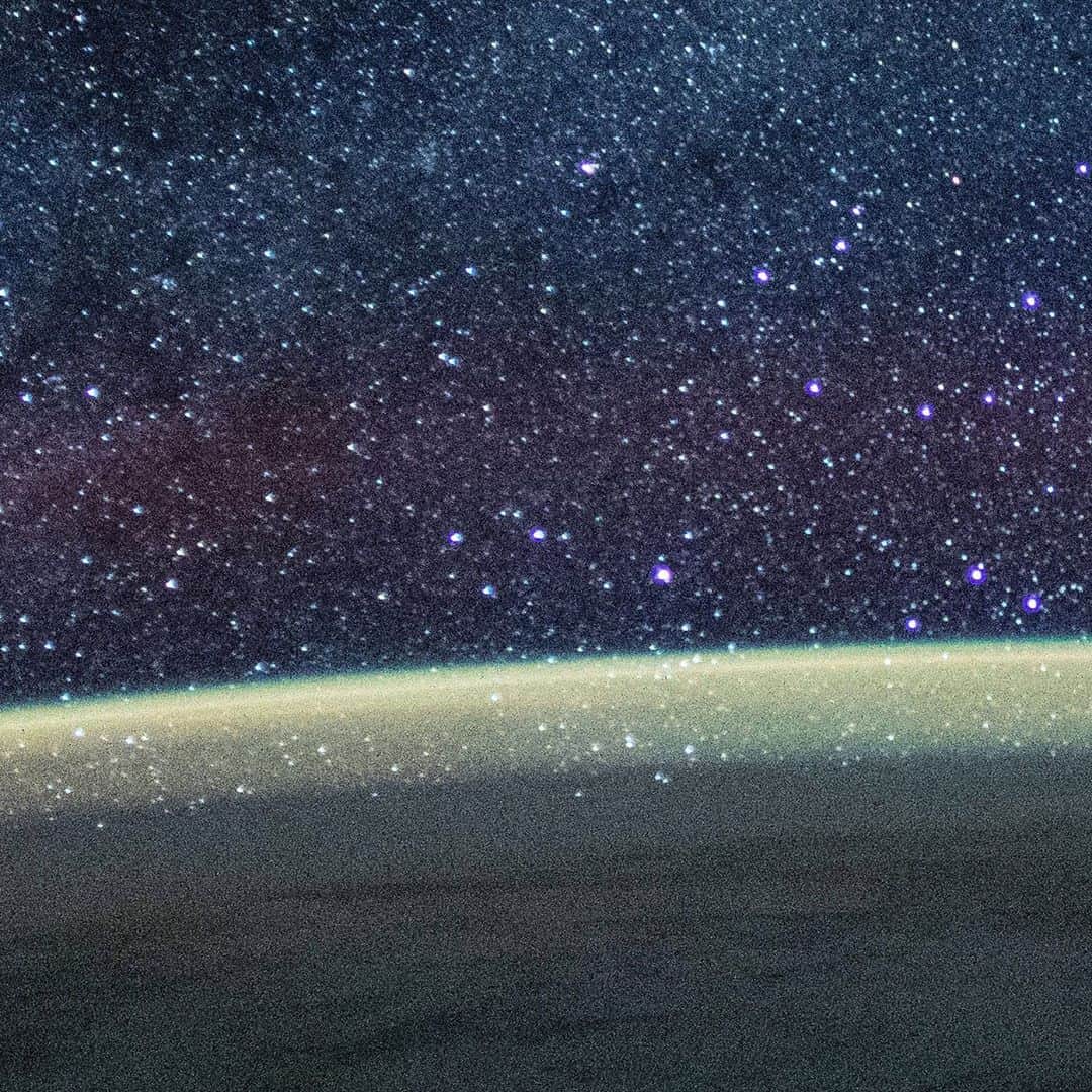 国際宇宙ステーションさんのインスタグラム写真 - (国際宇宙ステーションInstagram)「Swipe through this long-exposure photograph from the station that reveals the Milky Way glittering above the Earth’s horizon. #nasa #earth #stars #night #astronomy #milkyway #international #space #station」7月29日 6時14分 - iss