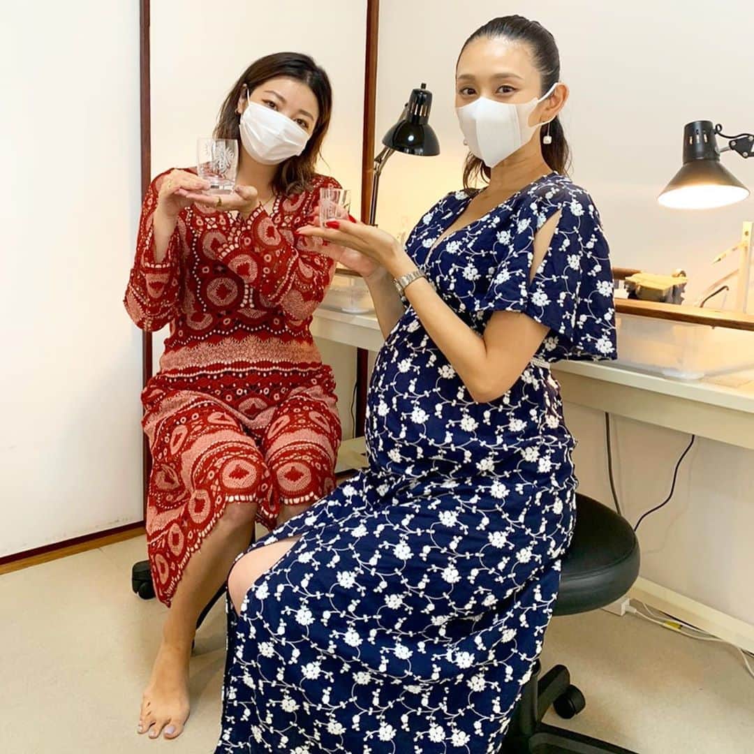 DJ JUICYのインスタグラム：「リリーと浅草へ🏮💁🏻‍♀️💁🏻‍♀️🏮 江戸切子製作体験へ行ってきました😊😊❤️💙 すっごく難しかったです😅😅💦　まず絵心ないから下書きから苦戦... そして、柄を削っていくのが本当に難しかったです💦  江戸切子のグラス持ってるけど、お家に帰って比べてみたら...  ははははww😅　プロの技術は本当にすごいとつくづく思いました✨✨  でも！作ったショットグラスで、クィッと飲める日を楽しみにしてよ〜っと😃✌️✨  #日本 #浅草 #江戸切子 #グラス」