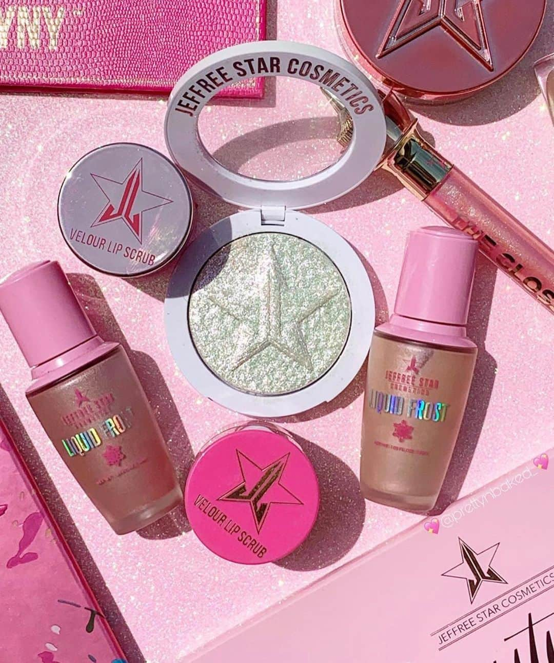 Jeffree Star Cosmeticsさんのインスタグラム写真 - (Jeffree Star CosmeticsInstagram)「Pretty in pink 💖 What’s the first product that catches your eye? ✨ Photo by: @prettynbaked_ 🌟 #jeffreestarcosmetics #extremefrost #thegloss #jawbreakerpalette  #velourlipscrub」7月29日 6時22分 - jeffreestarcosmetics