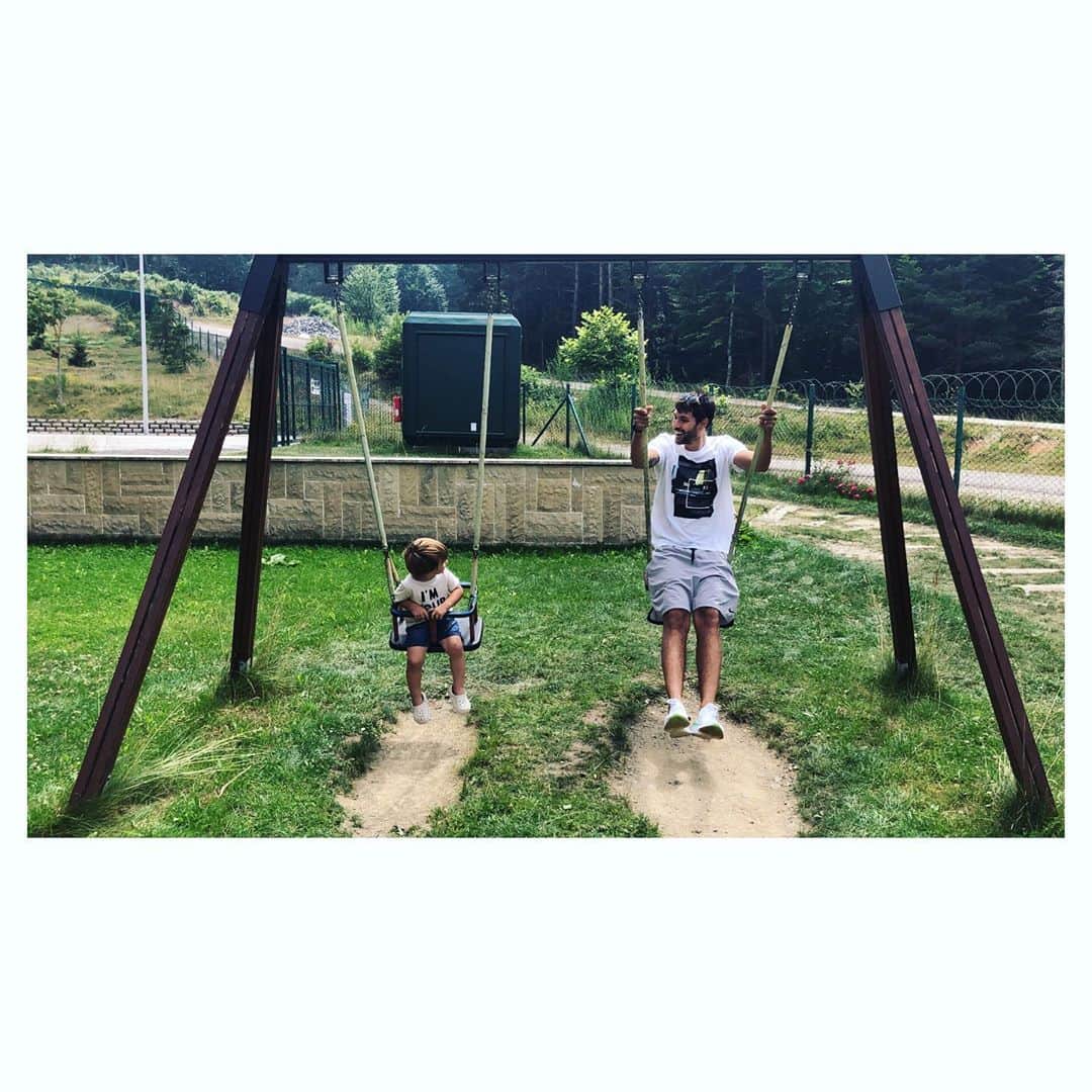 ナズ・アイデミルのインスタグラム：「Ruhunuzu iyileştirmek için çocuklarla vakit geçirin demiş Dostoyevski;  ama çocukla çocuk, hatta çocuktan da çocuk olun diye ekleseymiş tam olurmuş. 💙🧿」