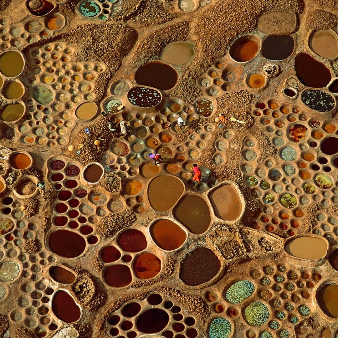 TED Talksのインスタグラム：「This picture wasn't taken from a ✈️ or 🚁. Planes move too fast and helicopters make too much downdraft to capture a stunning image like this. That's why, during a trip to Africa, nature photographer George Steinmetz began taking photos from a motorized paraglider — or as he calls it, "a flying lawn chair." With just 10 liters of fuel, he could fly for two hours with an unobstructed view of the beautiful landscapes below. For this photo, locals in Niger mixed salty mud with fresh spring water and filled evaporated ponds to create a spectacle of color. To see more of Steinmetz's stunning aerial photos, and learn how they reveal the diversity of African cultures and environments, go to the link in our bio.」