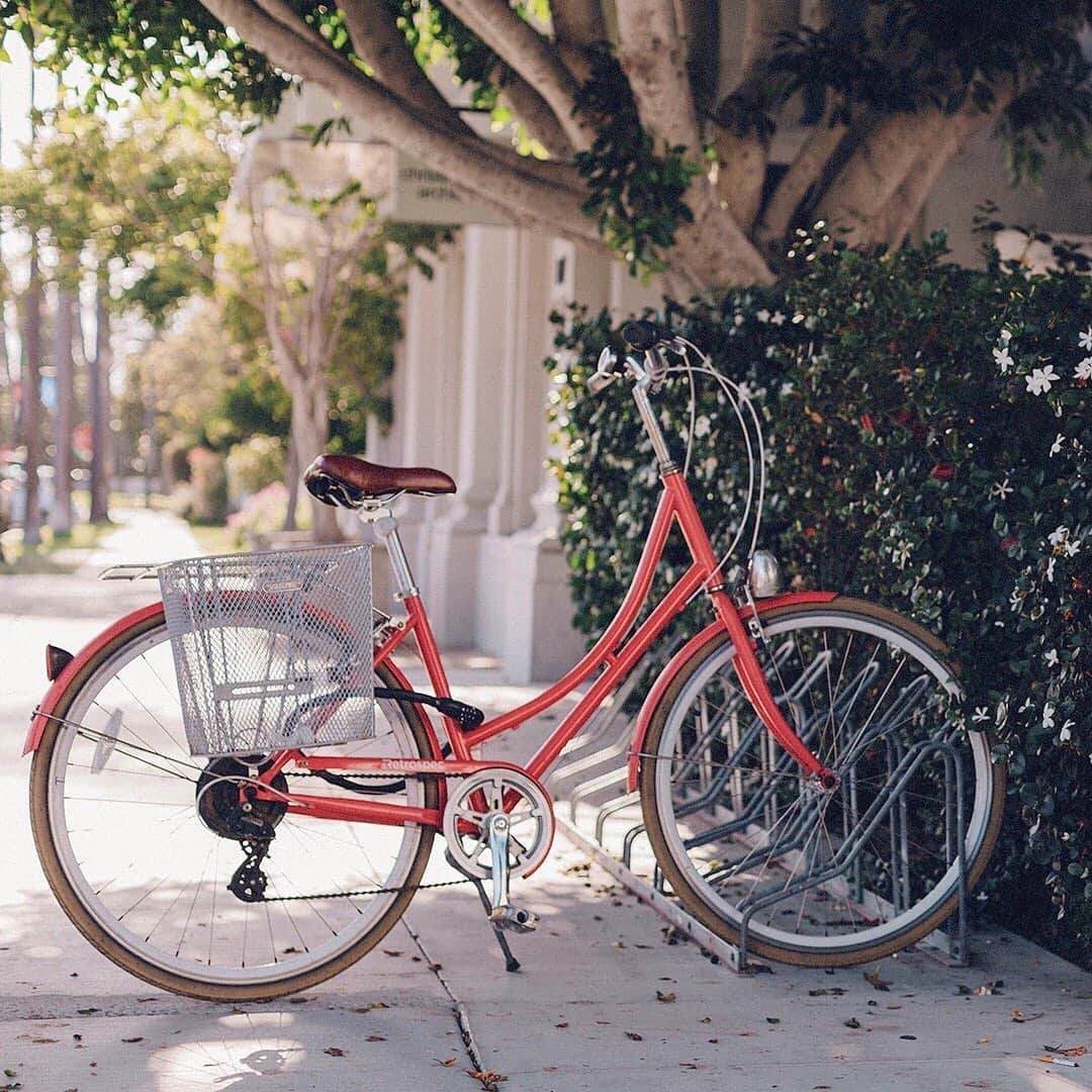 ボトキエのインスタグラム：「Summer’s best form of transportation + swipe 👉🏼 for the perfect pair to pedal in  #botkier #girlonthego」