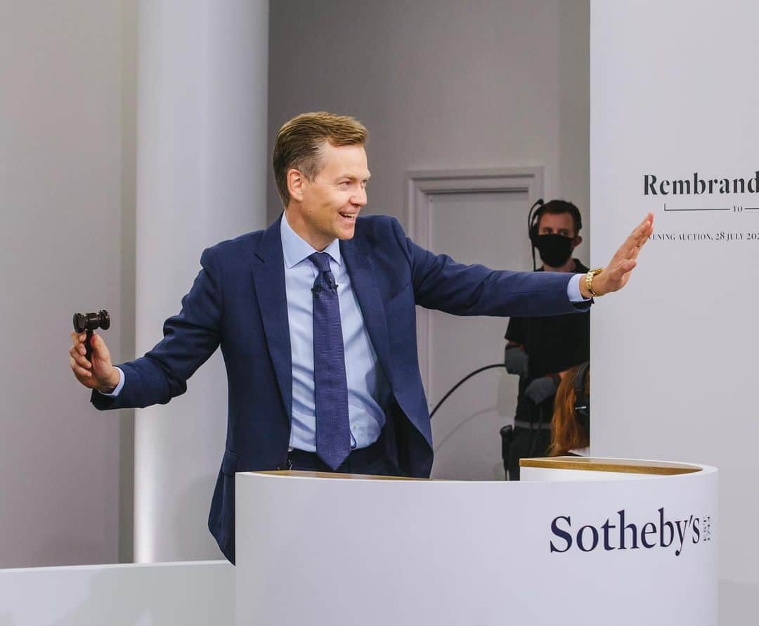 サザビーズさんのインスタグラム写真 - (サザビーズInstagram)「150,000 people tuned into our #RembrandtToRichter Evening Auction tonight...were you watching? 🙋‍♀️  The grand finale of Sotheby’s global sales series, the auction totalled £150 million, led by Joan Miró’s cobalt ‘dream painting’, which sparked an 11-minute bidding battle before selling for £22.3 million, and Rembrandt’s 1632 self-portrait, which set a new record for a self-portrait by the artist at £14.5 million.  The sale saw five lots sell for more than $10 million, and brought Sotheby’s flagship global summer series beyond the billion dollar mark.  Watch our stories or head to the link in bio to re-live the highlights 💥  The four concurrent day sales are still open for bidding...head to our website to view the catalogues! - @ob1london @newmanhelena @cladwek」7月29日 6時39分 - sothebys