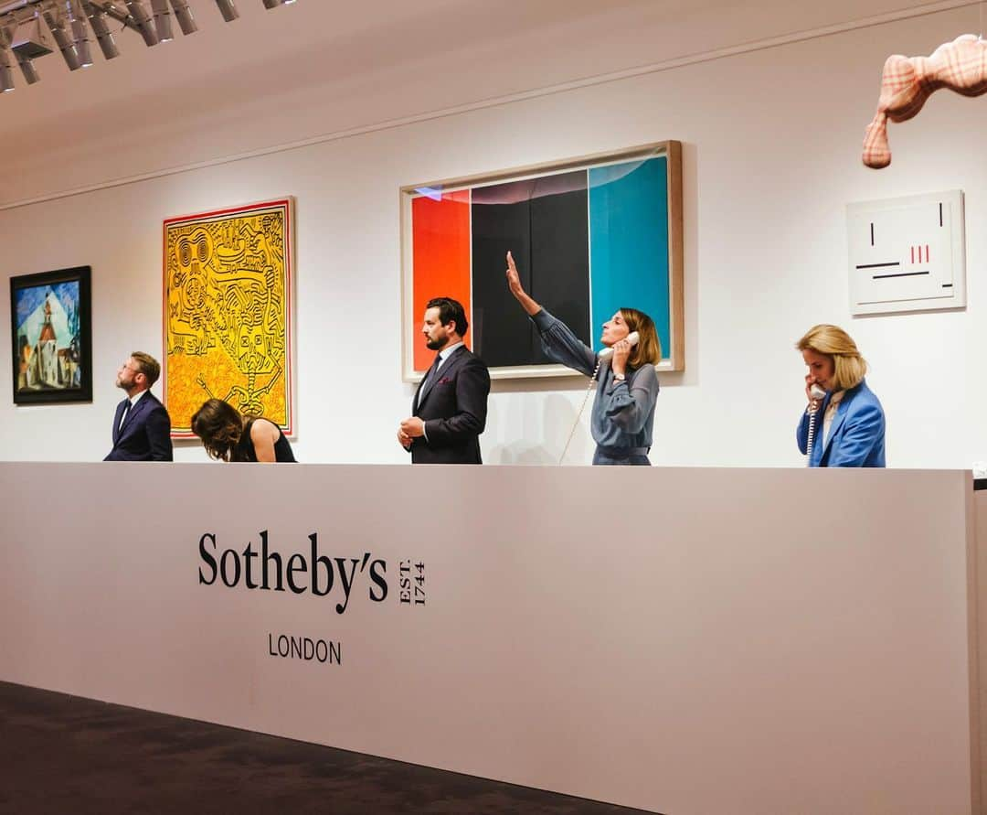 サザビーズさんのインスタグラム写真 - (サザビーズInstagram)「150,000 people tuned into our #RembrandtToRichter Evening Auction tonight...were you watching? 🙋‍♀️  The grand finale of Sotheby’s global sales series, the auction totalled £150 million, led by Joan Miró’s cobalt ‘dream painting’, which sparked an 11-minute bidding battle before selling for £22.3 million, and Rembrandt’s 1632 self-portrait, which set a new record for a self-portrait by the artist at £14.5 million.  The sale saw five lots sell for more than $10 million, and brought Sotheby’s flagship global summer series beyond the billion dollar mark.  Watch our stories or head to the link in bio to re-live the highlights 💥  The four concurrent day sales are still open for bidding...head to our website to view the catalogues! - @ob1london @newmanhelena @cladwek」7月29日 6時39分 - sothebys