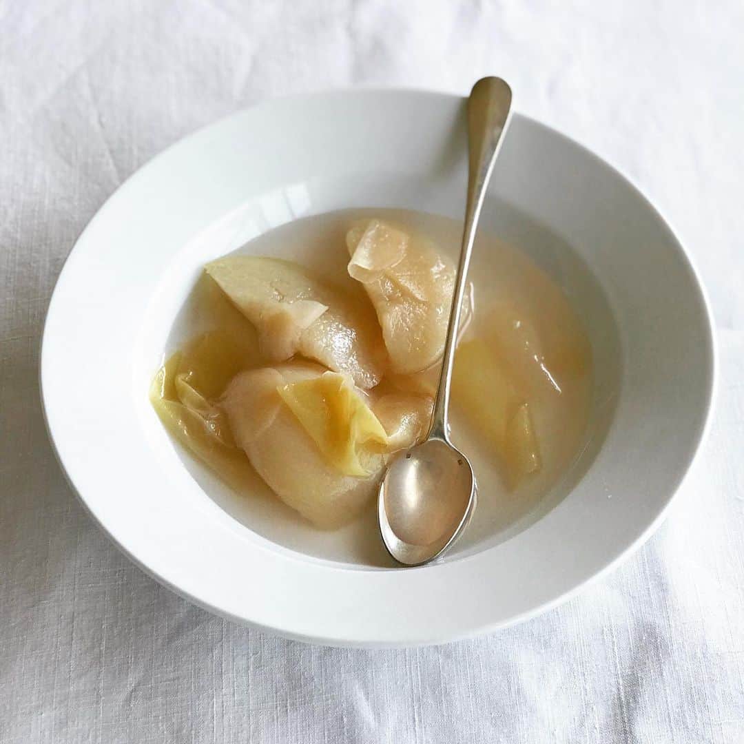 福田里香さんのインスタグラム写真 - (福田里香Instagram)「白桃とジンジャーのコンポート ばら科の果物。  皮ごとポーチした白桃と 生姜の薄切り、レモンも少々。 ピリッとスパイシーで涼しげな味です。  レシピはクロワッサン @croissant.mag の スパイス特集号に掲載してます。  #whitepeach #ばら科の果物」7月29日 6時56分 - riccafukuda