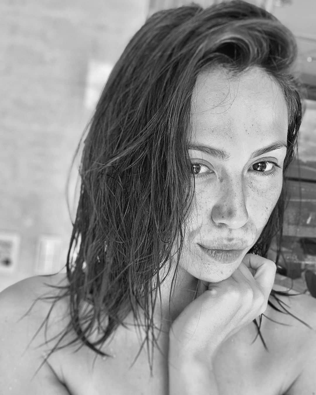 藤井アルダのインスタグラム：「challenge accepted 🧏🏻‍♀️   thank you bisteca @valerymhn 🧜🏻‍♀️💕  #blackandwhite #challengeaccepted  #woman」