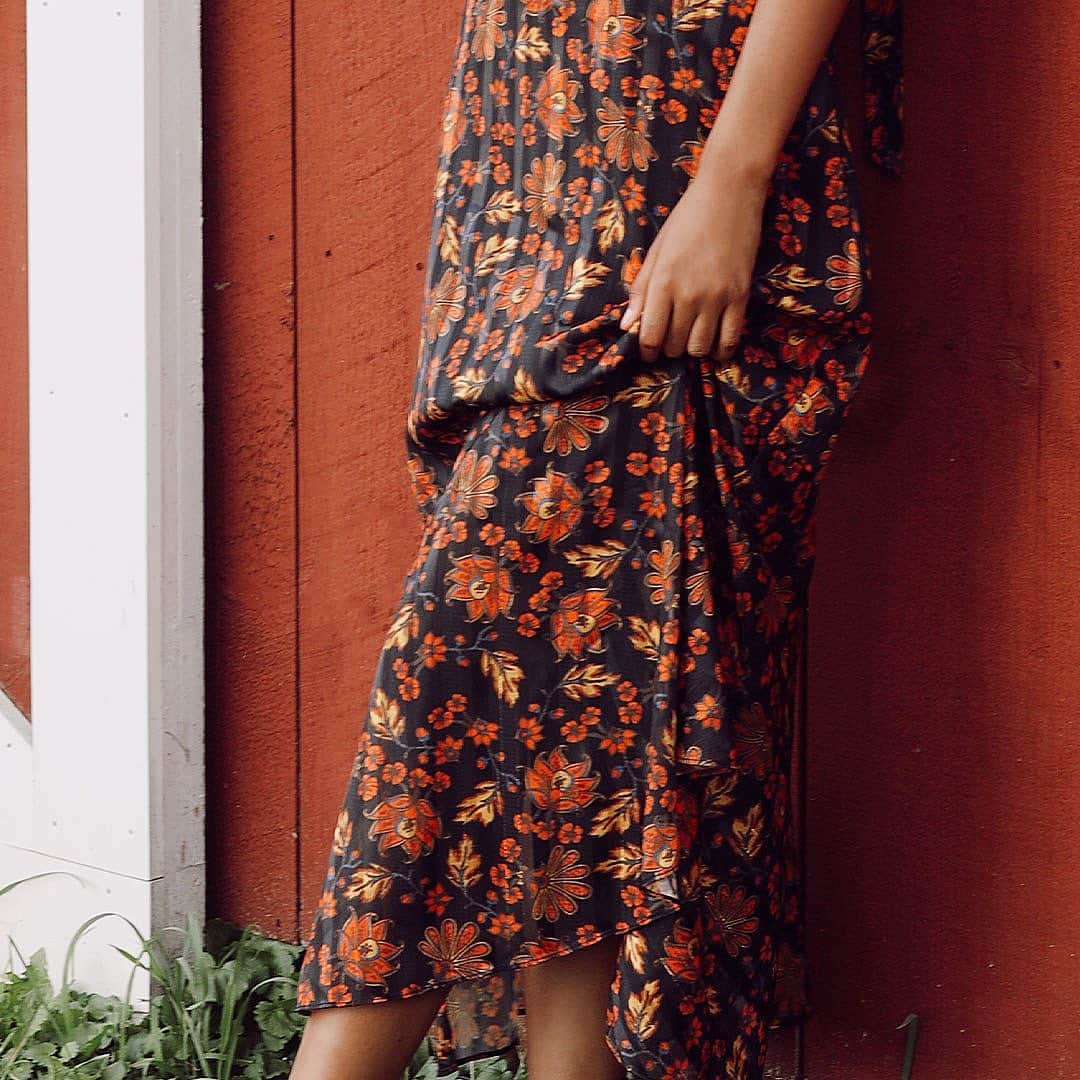 サムエデルマンのインスタグラム：「NEW DRESSES.  FORCES OF NATURE, our pre-Fall 2020 collection.  Inspired by the essential elements of Earth, Air, Fire and Water. Fashion is our fifth element, core to our brand this season.  Available July 31.  Coming soon to Samedelman.com #SamEdelman #FORCESOFNATURE #PreFall2020」