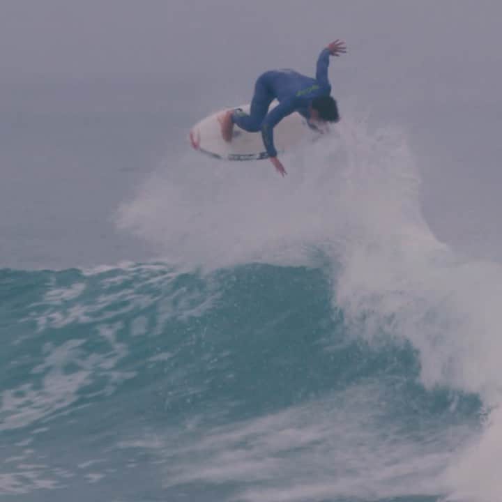 ガブリエル・メディーナのインスタグラム：「I remember that day in France, it was me  Mick and Parko in the water, I caught my first wave (the last one of this clip) paddled back out and  Parko said, "Is that what you have for breakfast ?" Hahaha it is very cool to surf with people who dream of surfing together one day. ll   Me lembro desse dia na Franca, tava eu o Mick e o Parko, peguei minha primeira onda (a ultima do clipe) voltei pro outside o Parko mandou, “ É isso que voce tem pro cafe da manha?” Hahaha é muito irado surfar do lado das pessoas que sonhava em surfar junto um dia.  @mfanno @joelparko 🎥: @hdanielstudio」