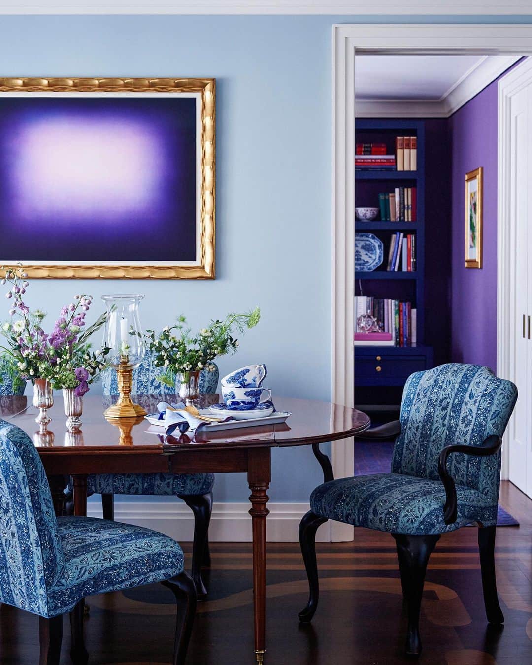 ELLE DECORさんのインスタグラム写真 - (ELLE DECORInstagram)「A beautiful purple-hued dining room in this Upper East Side apartment was designed by acclaimed interior designer Alex Papachristidis, who happens to be the uncle of one of the homeowners. @alexsviewpoint was asked to unite the differing aesthetics of the couple; one prefers a more pared-down look, while the other enjoys prints and bright colors. In the dining room, the chairs are by @lizobriengallery, covered in a fabric by @jaspershowroom, the vintage table is by @objetsplus.danielbarney, and the print is by Anish Kapoor. Produced by @mieketenhave, photography by @vangsterama.」7月29日 7時00分 - elledecor