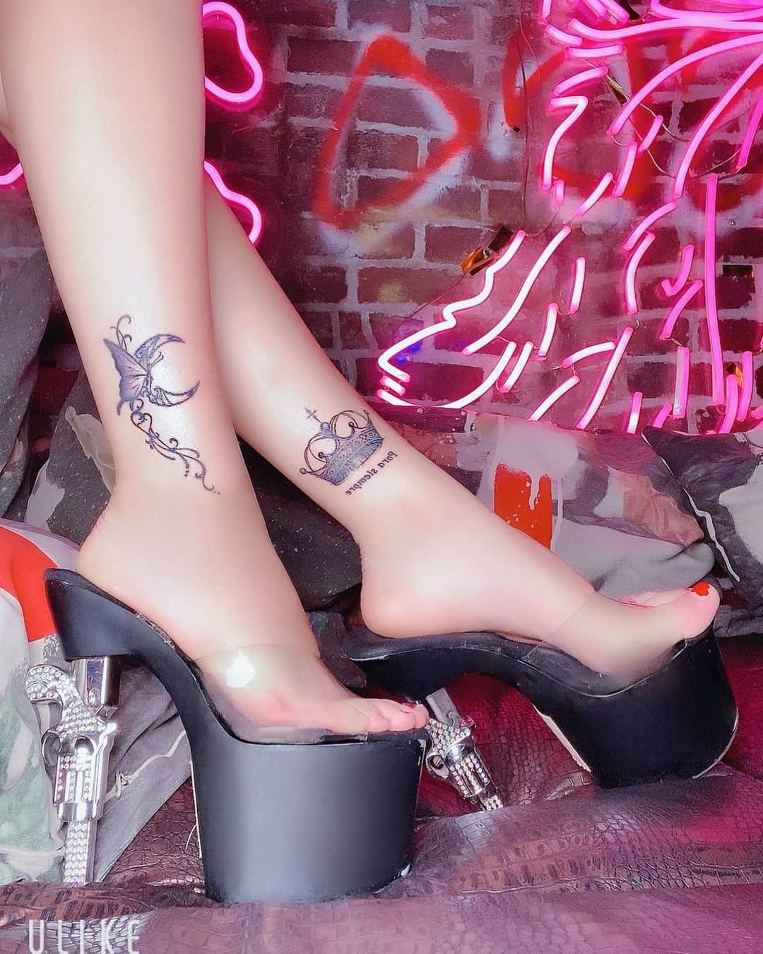 Miyabiのインスタグラム：「おこん❤ tattooはいつも美漸だよ〜 めっちゃ綺麗でしょ😊 蝶々🦋とクラウン👑  #tattoo #ガールズタトゥー #美漸 #中目黒 #湘南 #クリアヒール #ダンサー #ギャル #sexy #パリオン #六本木」