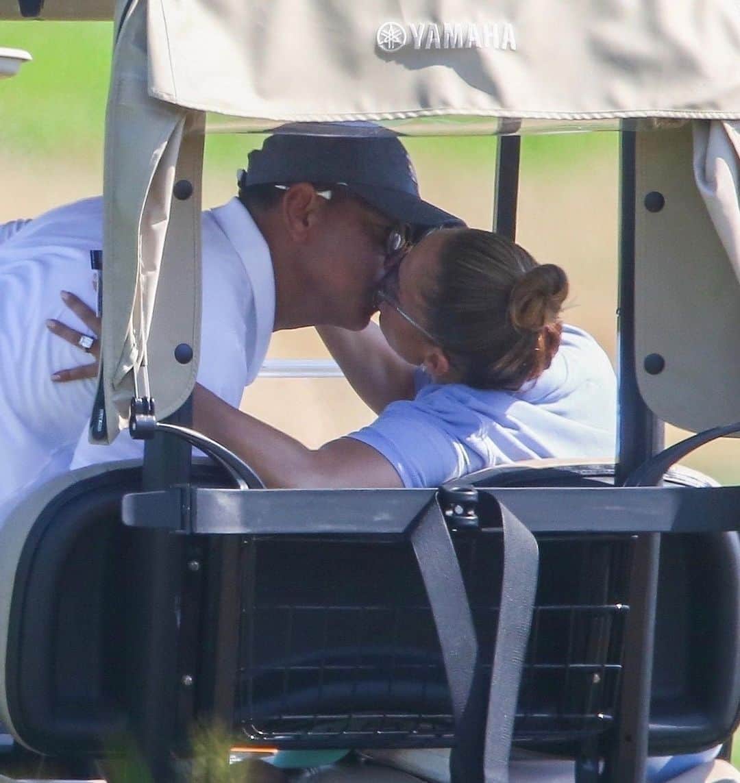 Just Jaredさんのインスタグラム写真 - (Just JaredInstagram)「@jlo and @arod share a sweet kiss while golfing for Alex’s birthday. #jenniferlopez  #alexrodriguez  Photo: Backgrid」7月29日 7時10分 - justjared