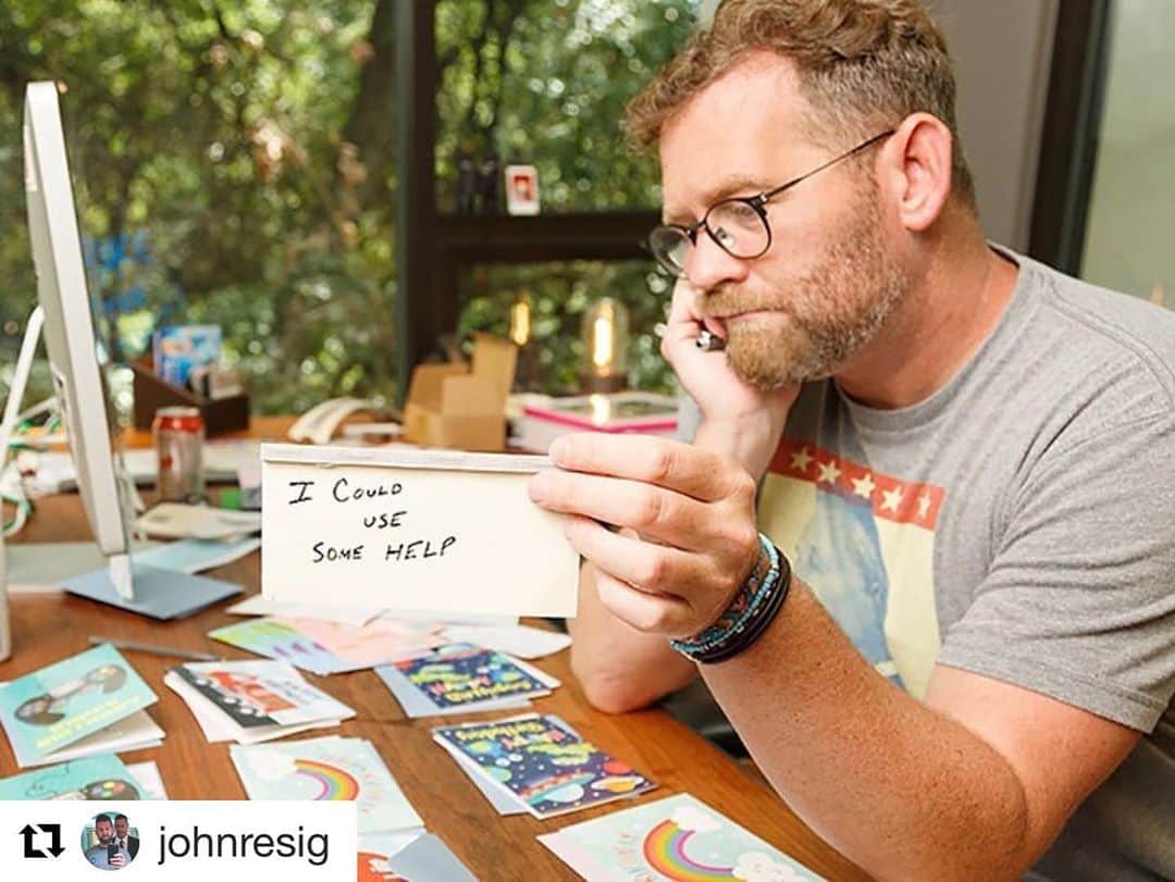 ブレッキン・メイヤーのインスタグラム：「My pal @johnresig is 3/4 angel and 1/4 incredible human. Please read and JUMP ON IN IF YA CAN HELP OR NEED HELP! *LINK* https://thechive.com/2020/07/28/how-i-got-in-way-over-my-head-10-photos/  #Repost @johnresig ・・・ Last week I opened up a can of worms. It was not my intention to do so. I’d been reading about how the four month moratorium on evictions was ending putting 12 million renters at risk of being thrown out on the street. A homeless crisis lopped onto a pandemic sounded, well, pretty bad. Also, I had been drinking. So I pulled out a fresh checkbook and volunteered to write rent checks for Chivers who had fallen on hard times.  I assumed 100 or so people would write in for help. Because I am both naive and dumb.  Thousands wrote in who desperately needed help. And then thousands more offered to help.   We needed a plan and now we have one. We set up a GoFund me with the help of Chive Nation and Central Florida Chivers with a $20,000 goal to help the 50 people we have identified as “imminent eviction”. That goal was smashed in 11 minutes flat.   After a single hour $85,000 has been raised and I am now re-opening the ENTIRE campaign for anybody who needs our help. We are paying out $500 per family to keep a roof over everybody’s head.  Please follow the link in my bio if you need help or you want to help by donating. theCHIVE is here to pay your rent today. Our community is rising up to meet the gravity of the moment, thank you all for this unprecedented generosity.」