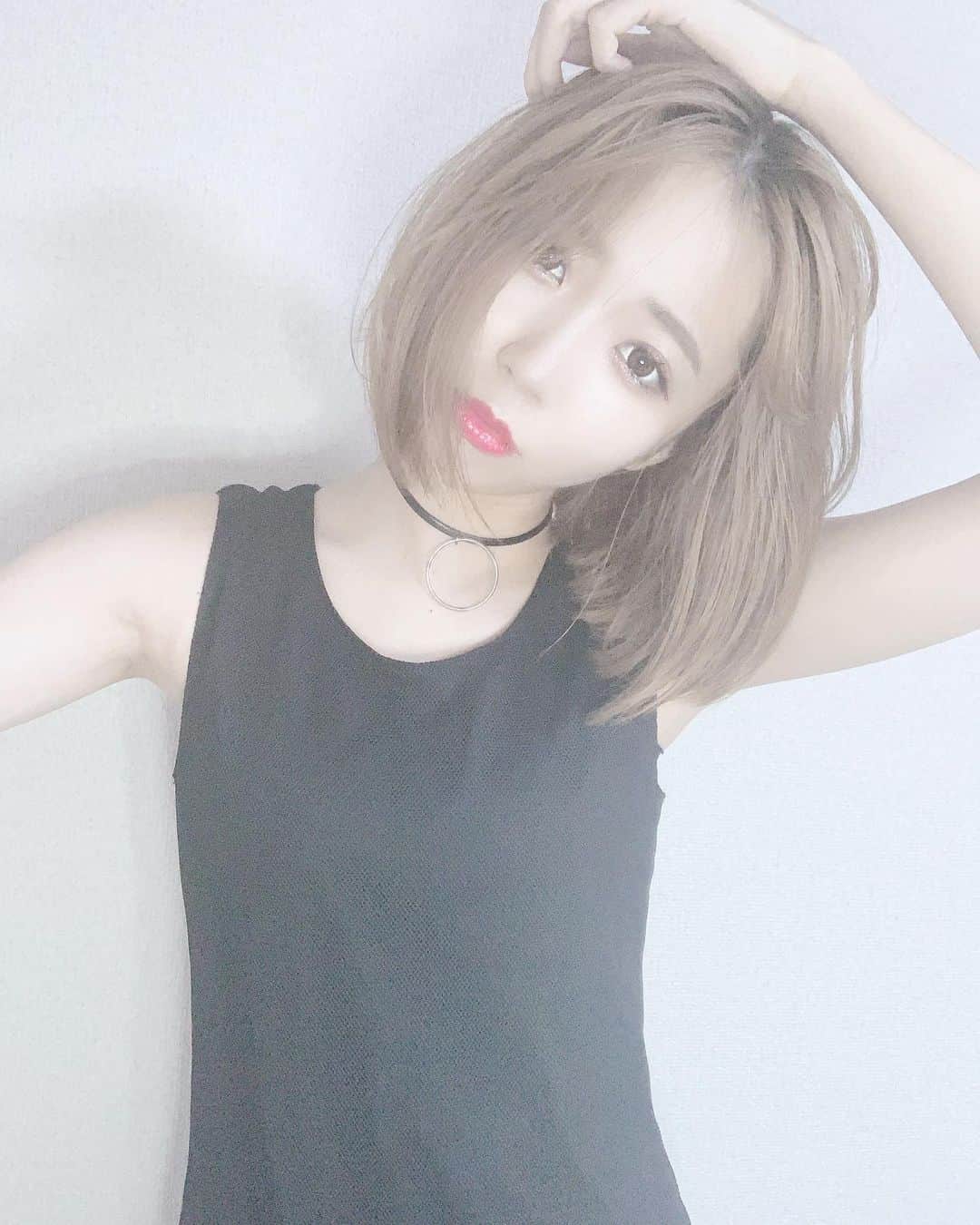 桑名利瑠のインスタグラム：「. . . good morning...☀️ センター分けにするとこんな感じになる.... 一生切るか悩んでいます。。 . . . #fashion #followforfollowback #followｍe #selfie #selca #makeup #make #outfit #outfitoftheday #l4l #instafashion #instagood #instalike #photo #photooftheday #モード系 #ショートボブ #ハイトーン #金髪 #code #emoda #japan #아이돌 #패션 #화장품 #미용 #ポートレート #모델 #goodmorning #東京」