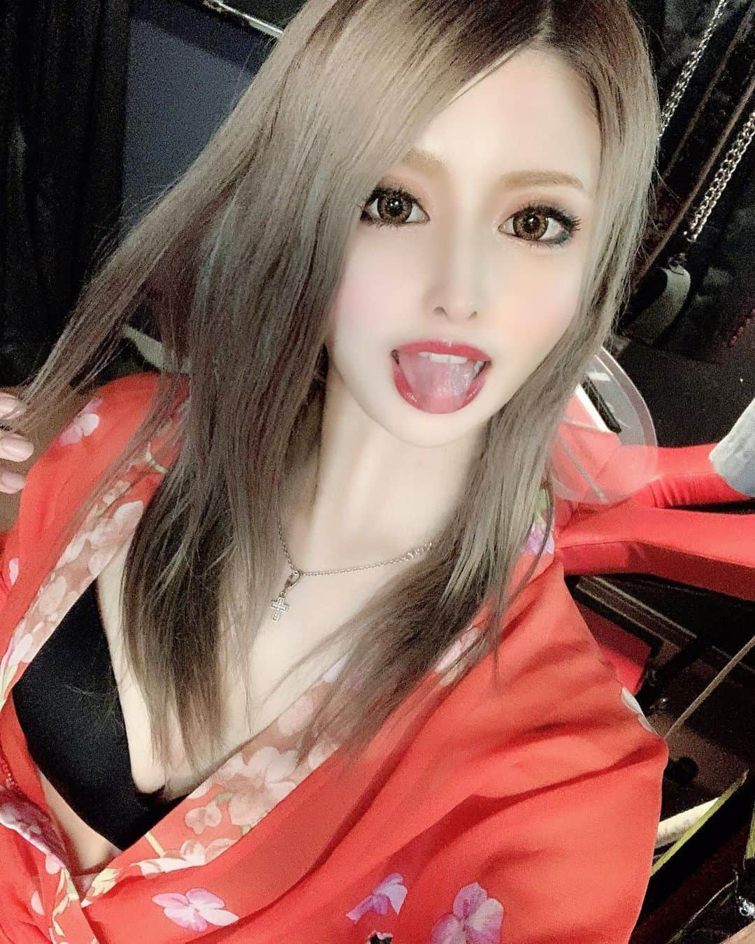 うららさんのインスタグラム写真 - (うららInstagram)「😛😛💕 紅蓮華ソロパで歌ってます🎙🎶  . . . #バーレスク大阪 #バーレスク東京 #burlesque #大阪 #北新地 #showpub #うらら #エンターテイメント #dancer #singer #キャバ嬢 #ホスト #モデル #cute #ポールダンス #アイドル #ギャル #スリム #パリピ #performer #gogodancer #脚フェチ #ビキニギャル #エロ可愛い #笑顔が人を幸せにする #可愛い #小悪魔 #花魁 #べー #コロナに負けるな」7月29日 7時16分 - urara_burlesque