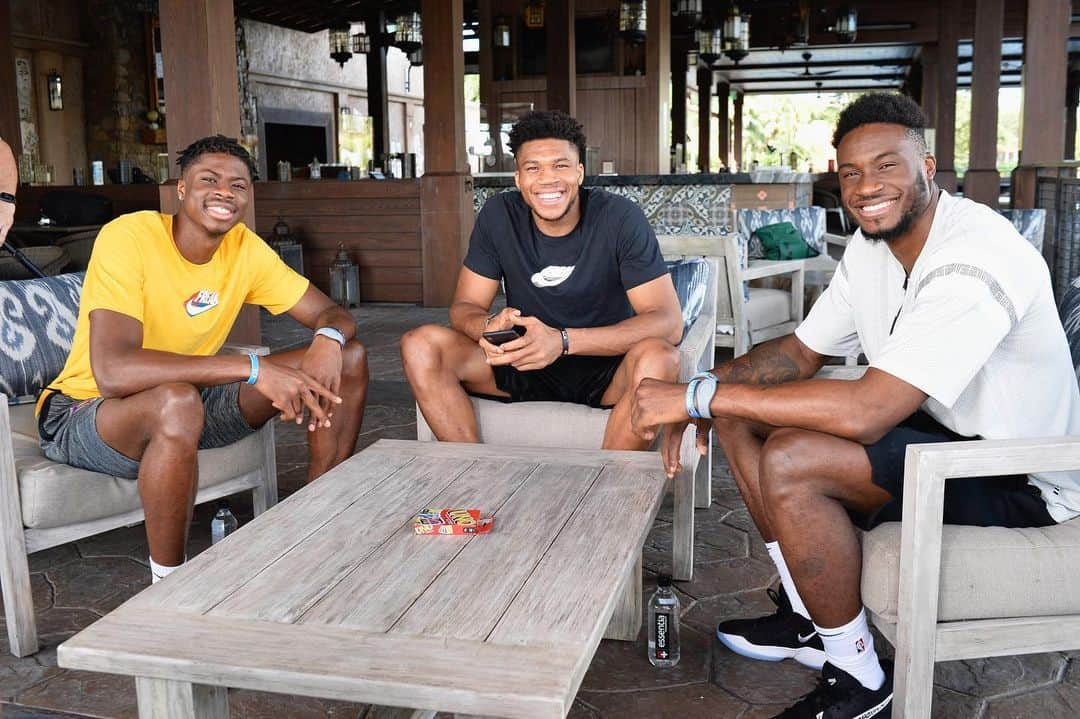 ヤニス・アデトクンボさんのインスタグラム写真 - (ヤニス・アデトクンボInstagram)「Chilling in the bubble! #Antetokounbros #BubbleBros」7月29日 7時18分 - giannis_an34